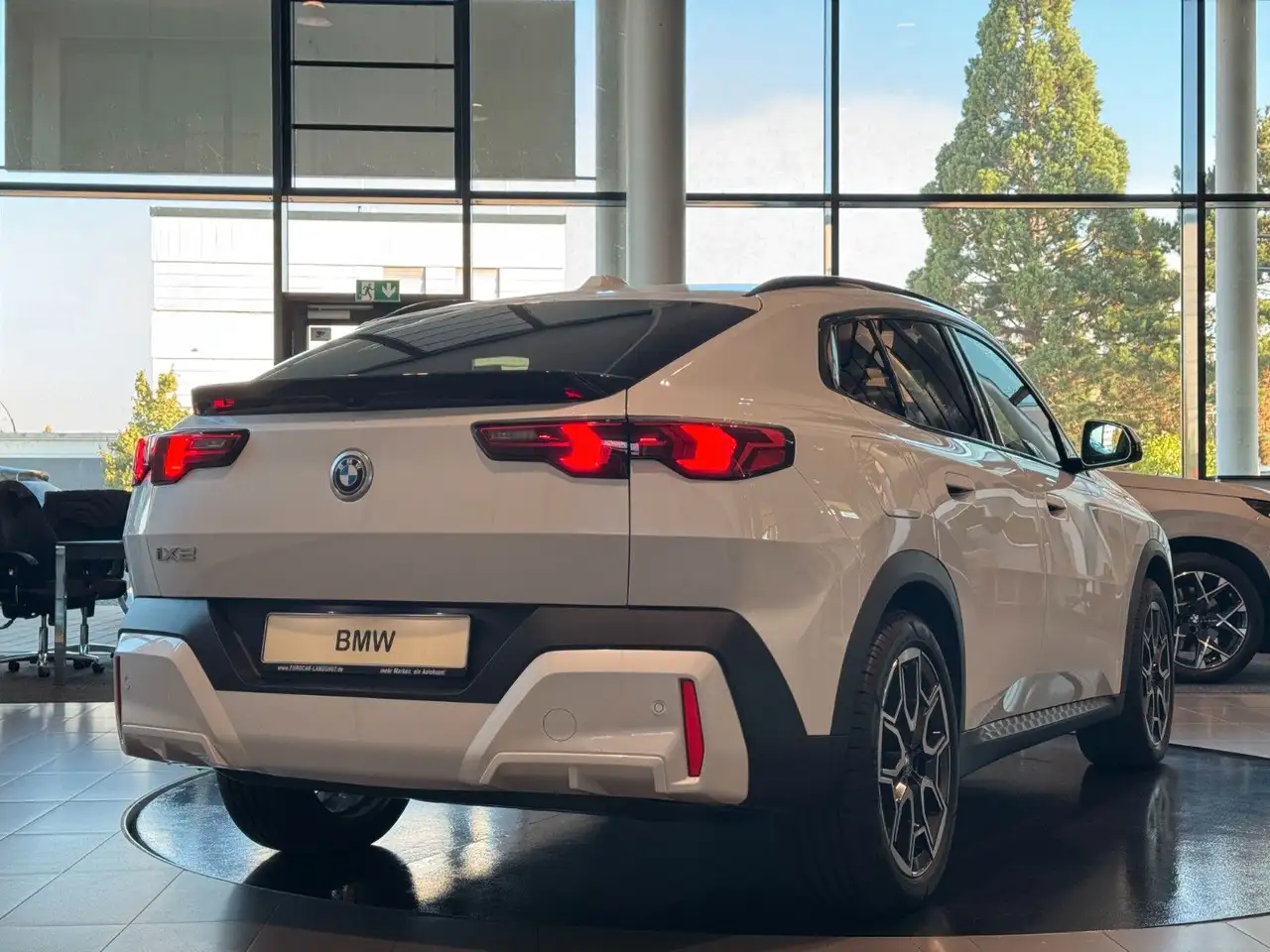 BMW iX2 xDrive30 InnovP Memory Pano H&K ACC AHK 360° — معرض صور السيارة 22