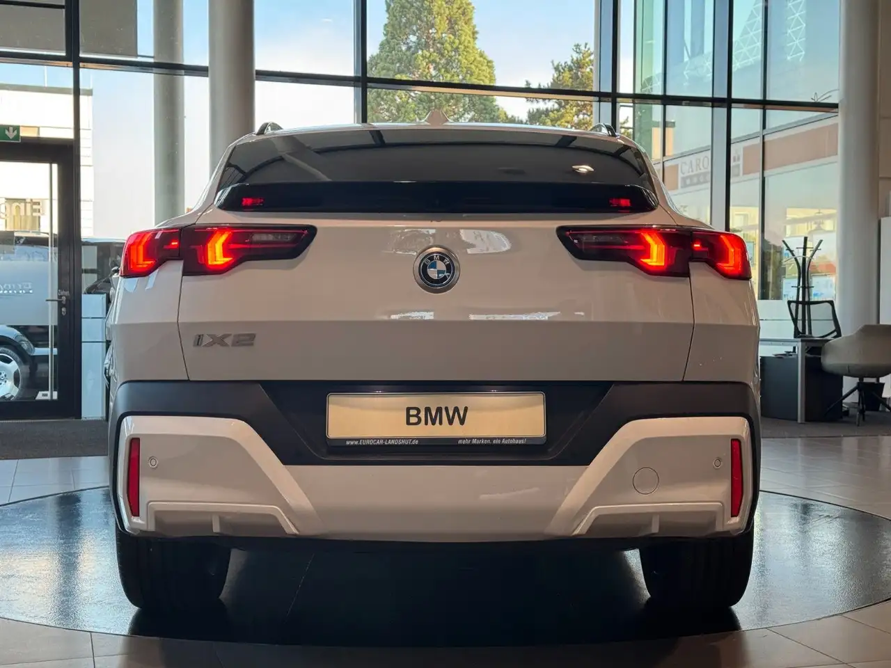 BMW iX2 xDrive30 InnovP Memory Pano H&K ACC AHK 360° — معرض صور السيارة 26