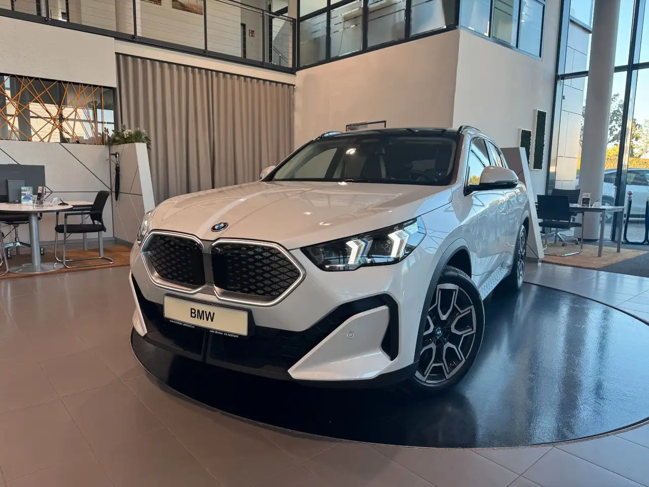 BMW iX2 xDrive30 InnovP Memory Pano H&K ACC AHK 360° — معرض صور السيارة 28