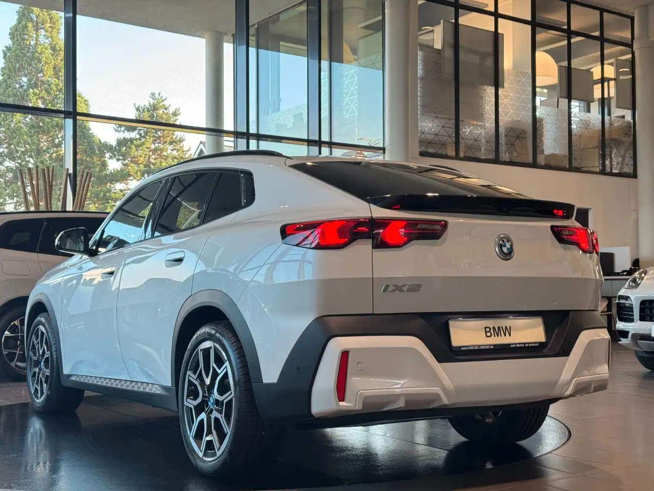 BMW iX2 xDrive30 InnovP Memory Pano H&K ACC AHK 360° — معرض صور السيارة 2