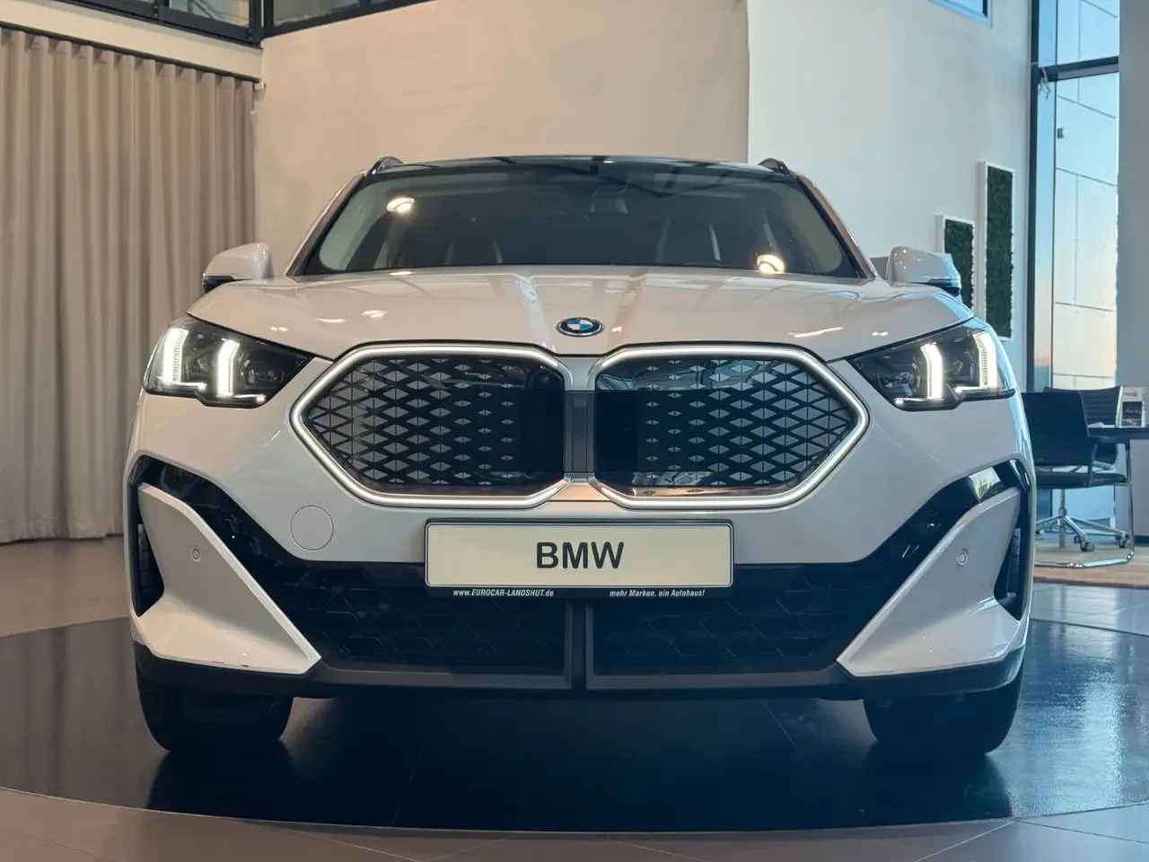 BMW iX2 xDrive30 InnovP Memory Pano H&K ACC AHK 360° — معرض صور السيارة 21