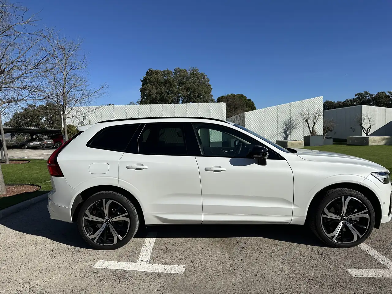 Volvo XC60 T6 Recharge Ultimate Dark — Vehicle gallery 5
