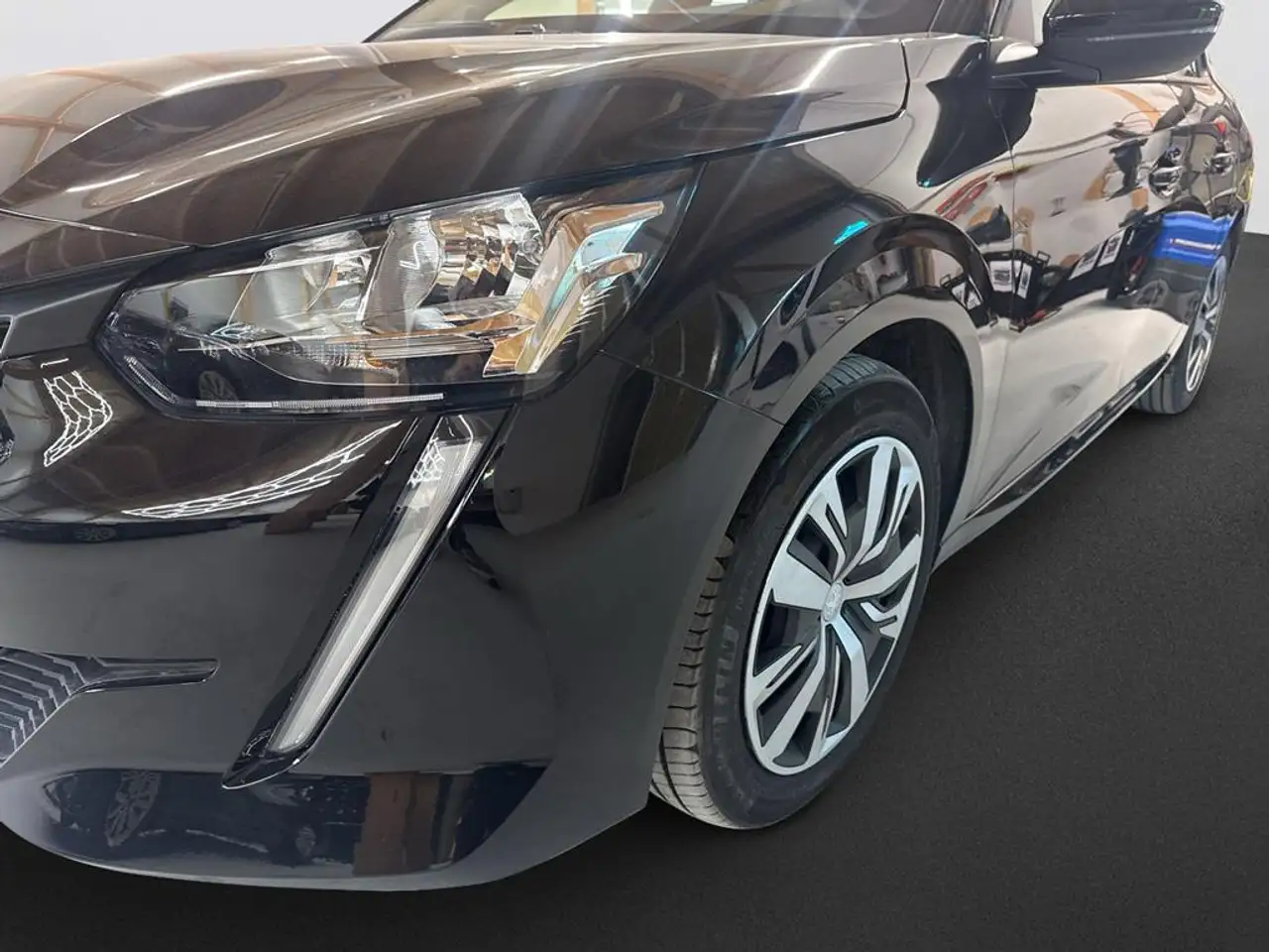 Peugeot 208 1.2 PureTech 100 ActivePack — Galería del vehículo 9