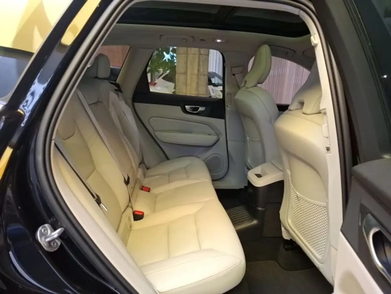 Volvo XC60 PHEV 2.0 T6 Recharge Core 19" — Galerie du véhicule 5