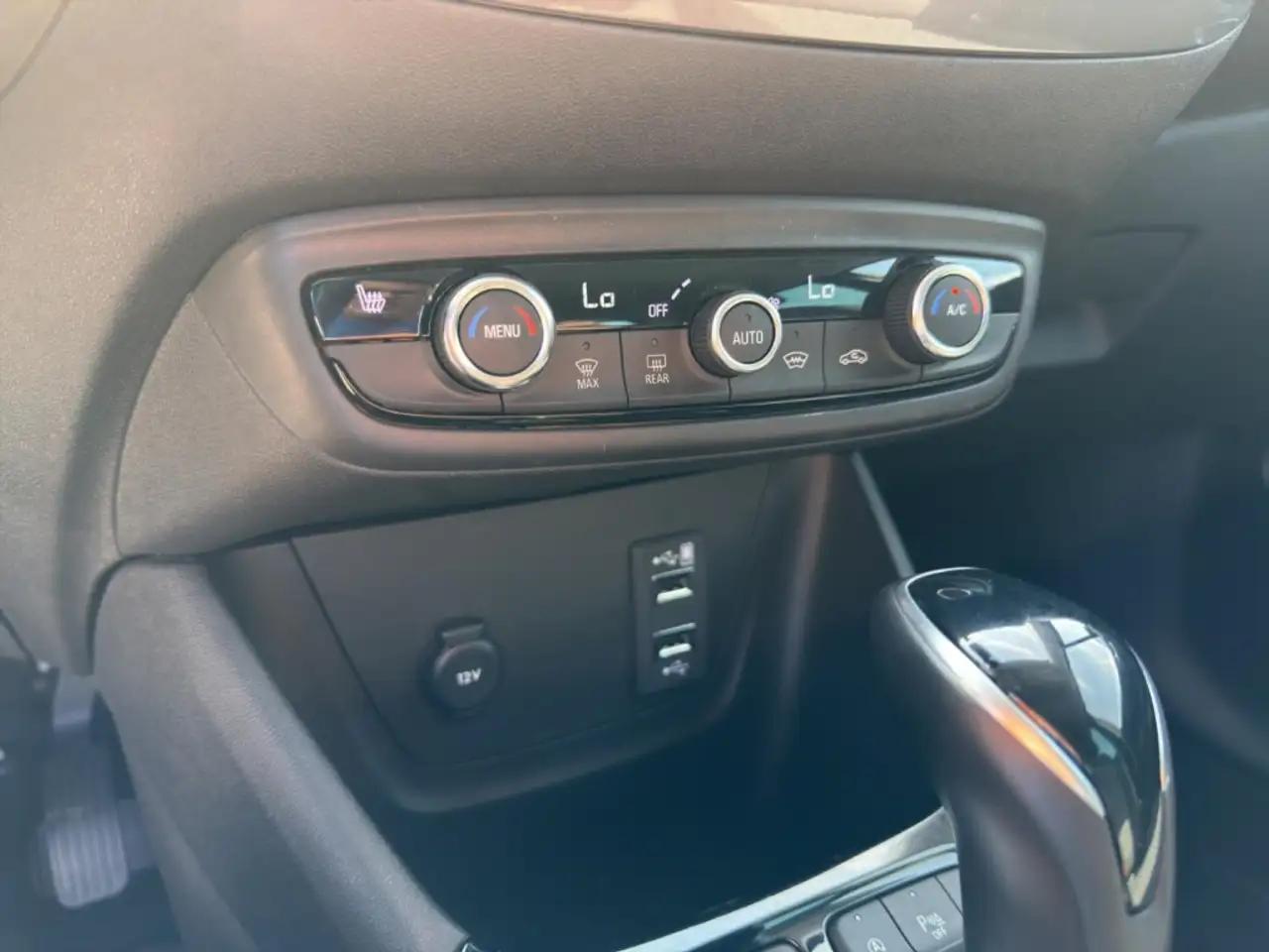 Opel Crossland Elegance Paket ATG Navi Klimaautom Allwetterreifen — Galerie du véhicule 23