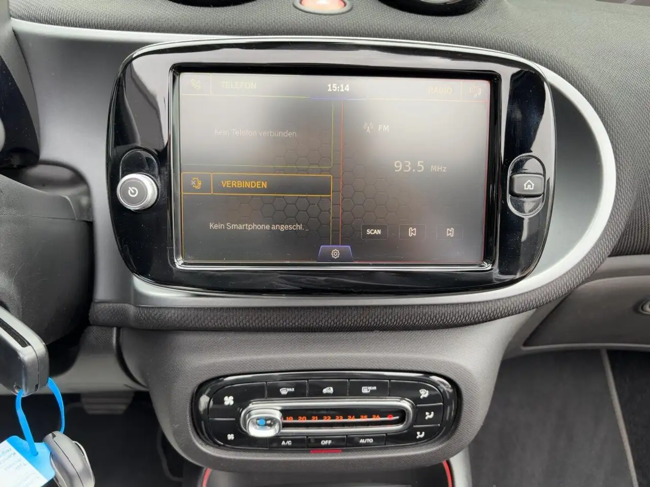smart forTwo smart EQ fortwo cabrio LED+R.KAMERA+PANO+22KW+AM — Vehicle gallery 8