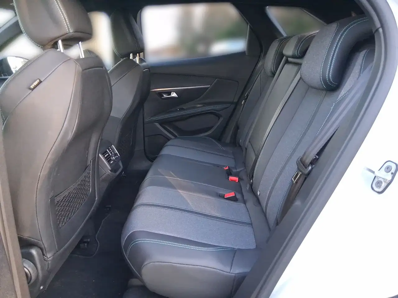 Peugeot 3008 Hybrid 136 Allure Pack — معرض صور السيارة 11