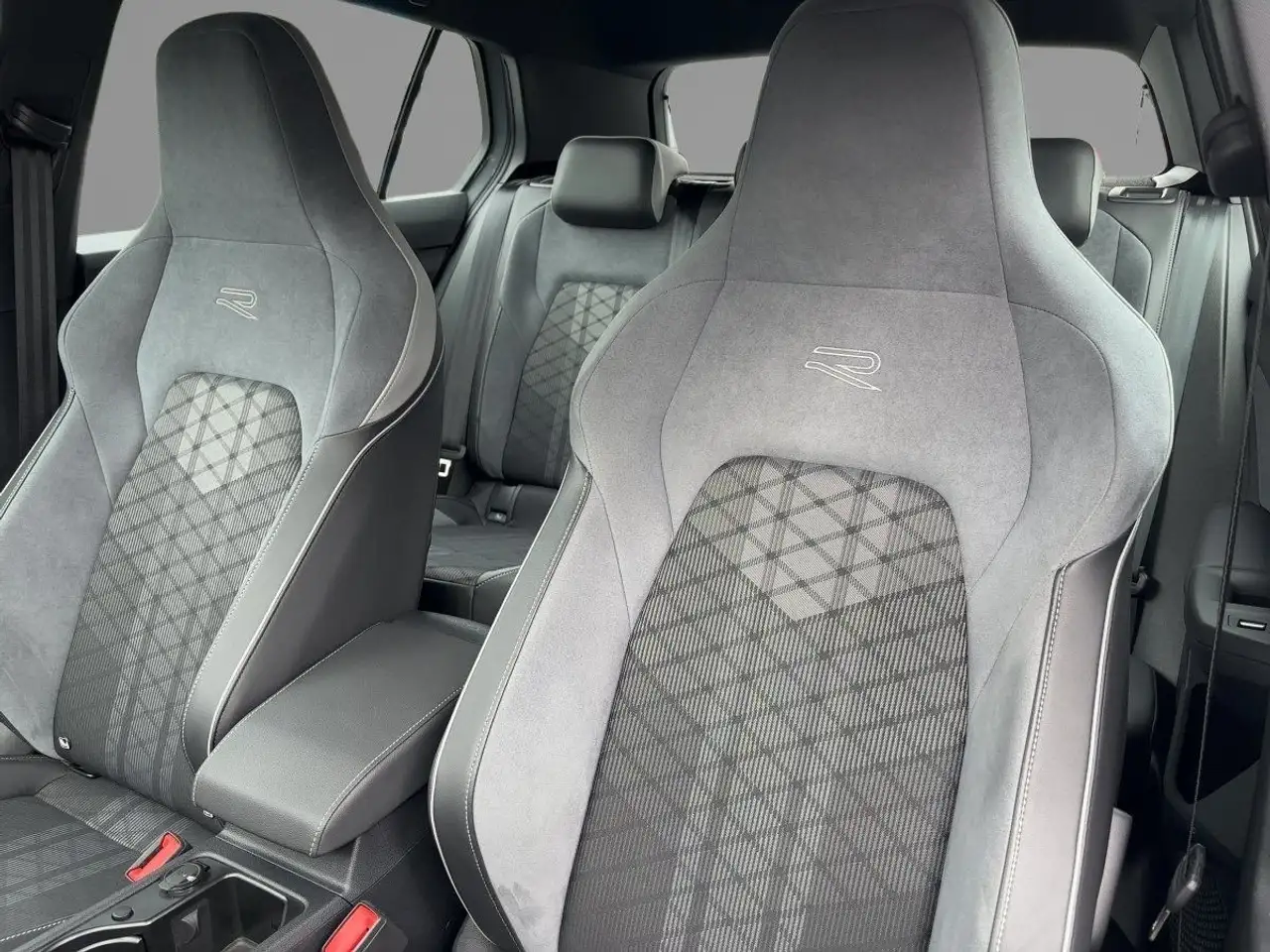 Volkswagen Golf VIII R-Line 1.5 TSI LED APP PDC APP — Galerie du véhicule 20
