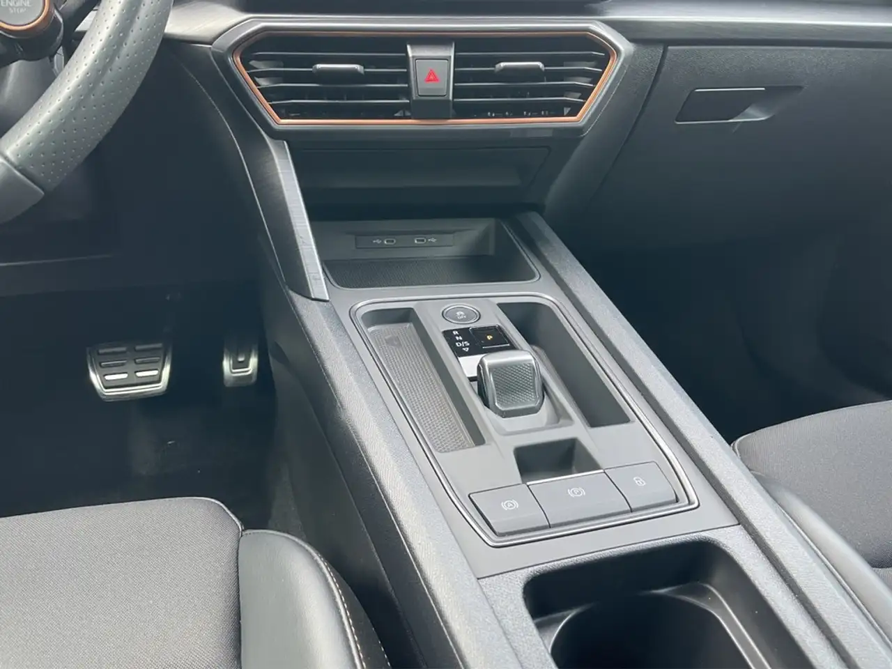 CUPRA Leon Sportstourer 2.0 TSI DSG VZ DCC VIRTUAL*LED*NAV... — Galería del vehículo 20