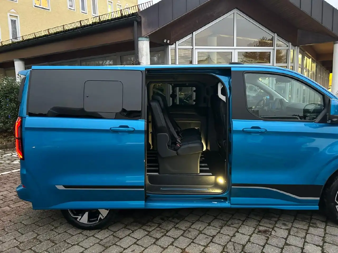 Ford Tourneo Custom E 340 L1 Tourneo Sport RWD — Galerie du véhicule 3