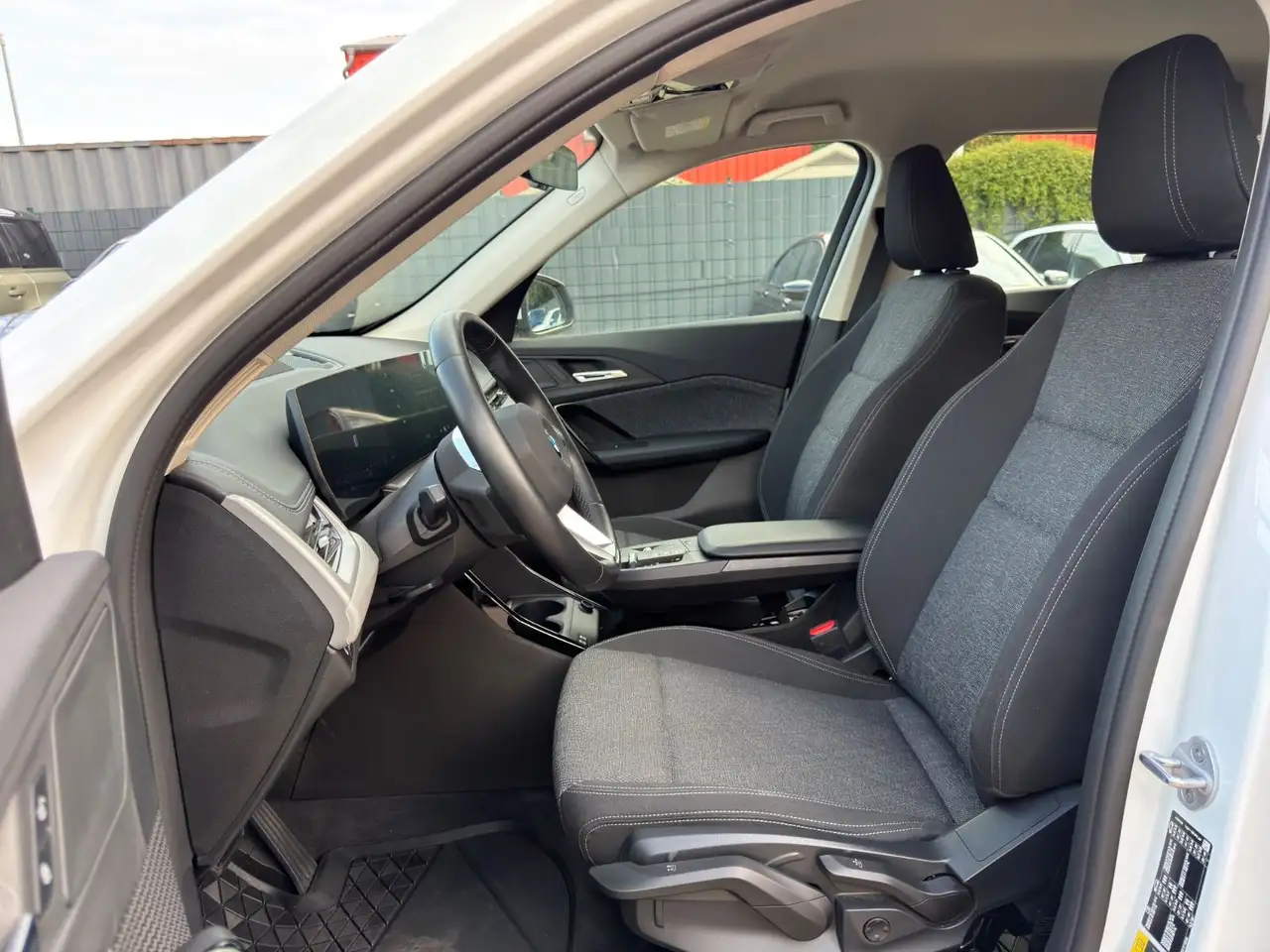 BMW iX1 20 eDrive Keyless/360/Navi/LED/Head-Up — Galerie du véhicule 13
