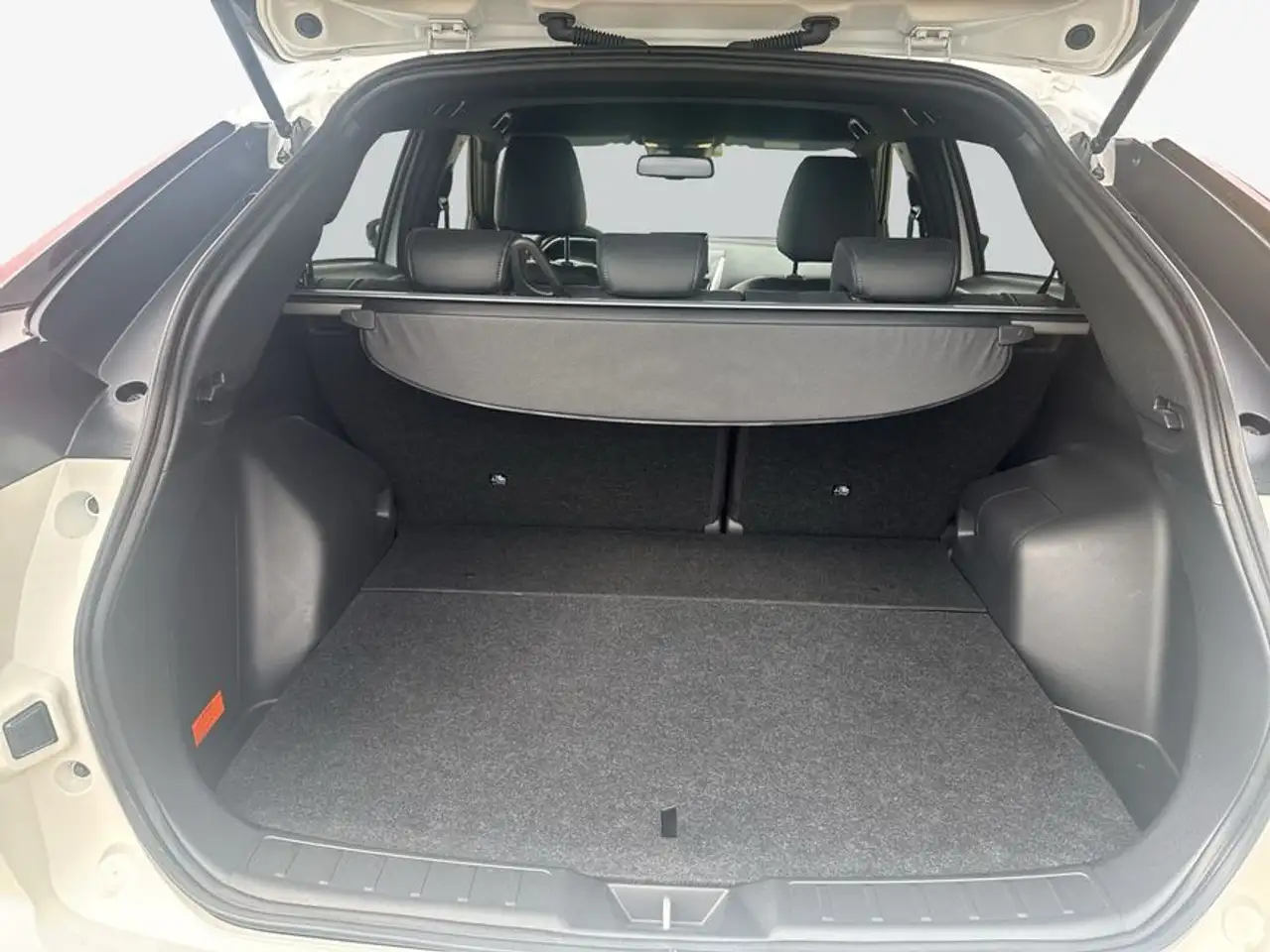 Mitsubishi Eclipse Cross Plug-In Hybrid 4WD Plus — معرض صور السيارة 9