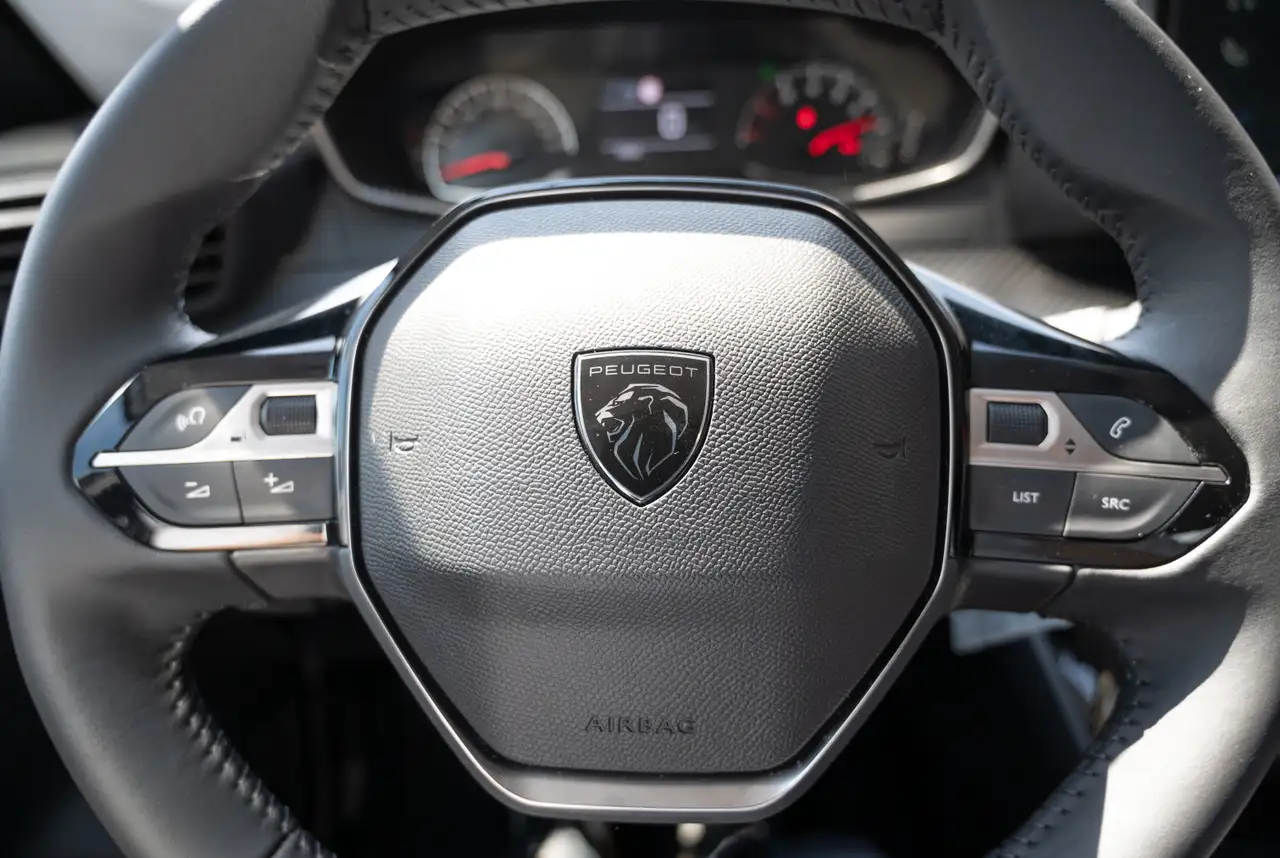 Peugeot 208 Active 1.2 PureTech 75 *MIRRORSCREEN*DAB*TEMPOMAT*SHZ* — Vehicle gallery 13