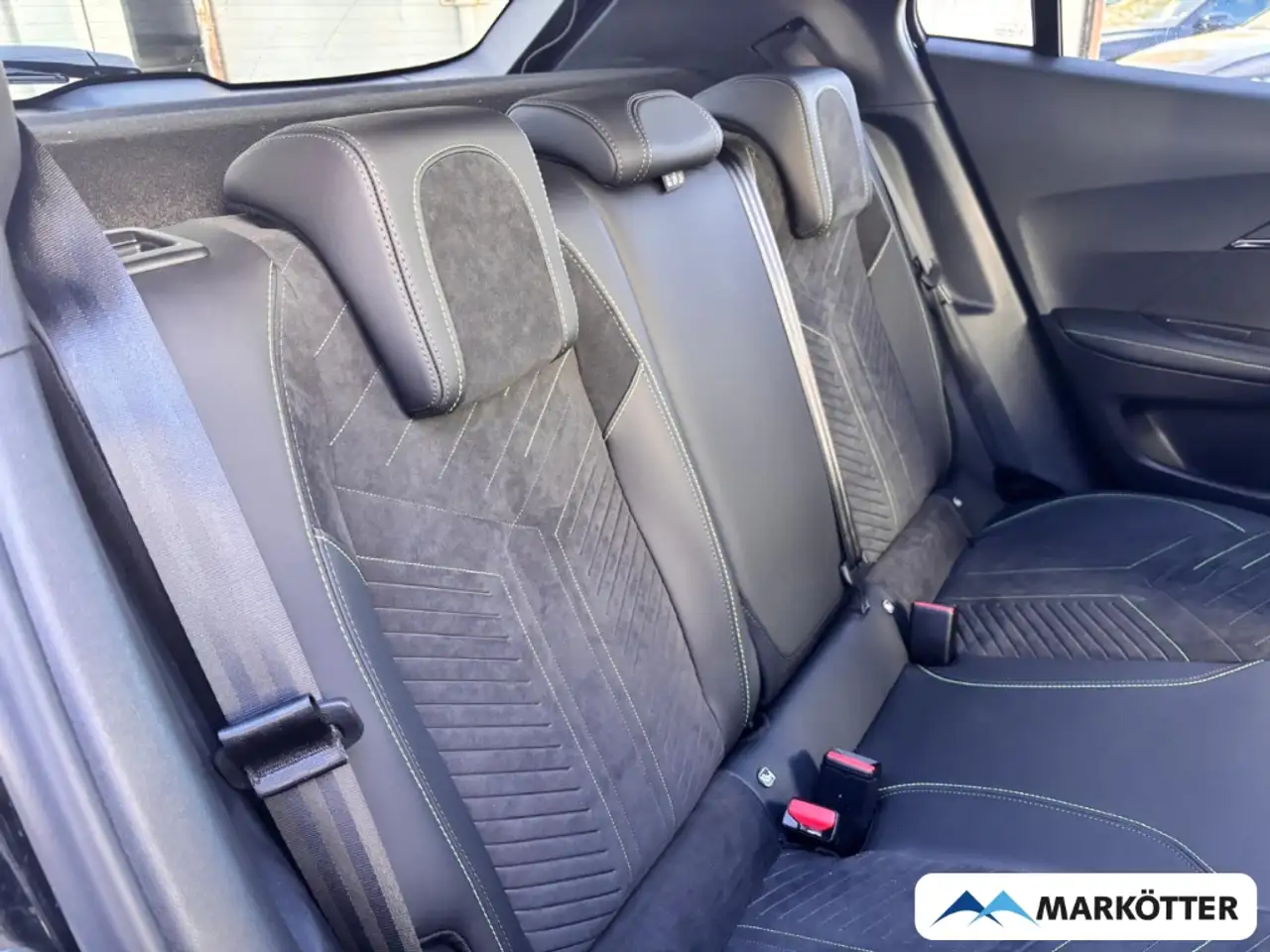 Peugeot 2008 GT ALCANTARA/CAM/LED/NAVI/SHZ/MASSAGE — Vehicle gallery 25