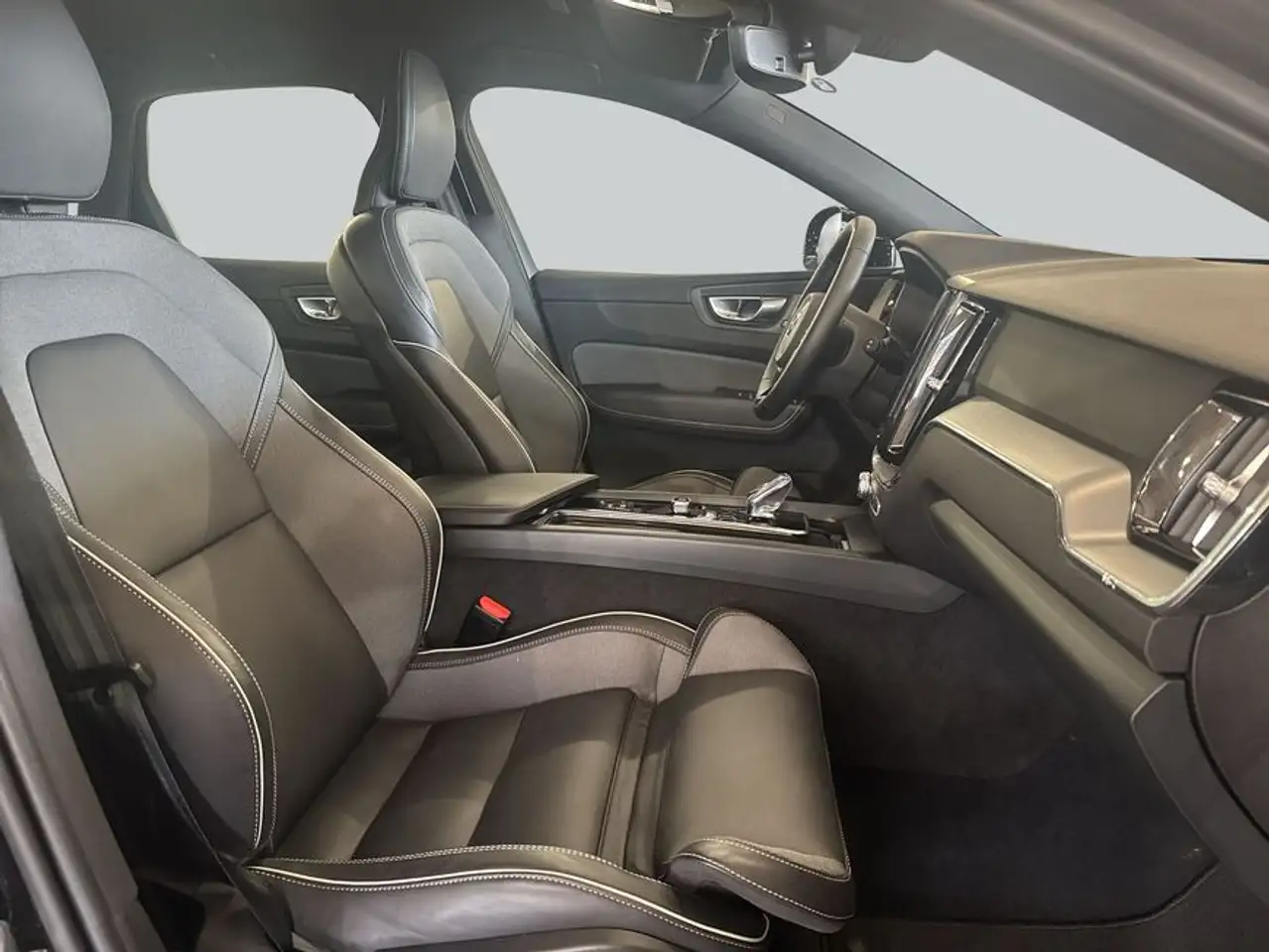 Volvo XC60 XC60 B5 AWD Plus Black-Edition Aut 21'' Sitzkomfor — Galería del vehículo 15