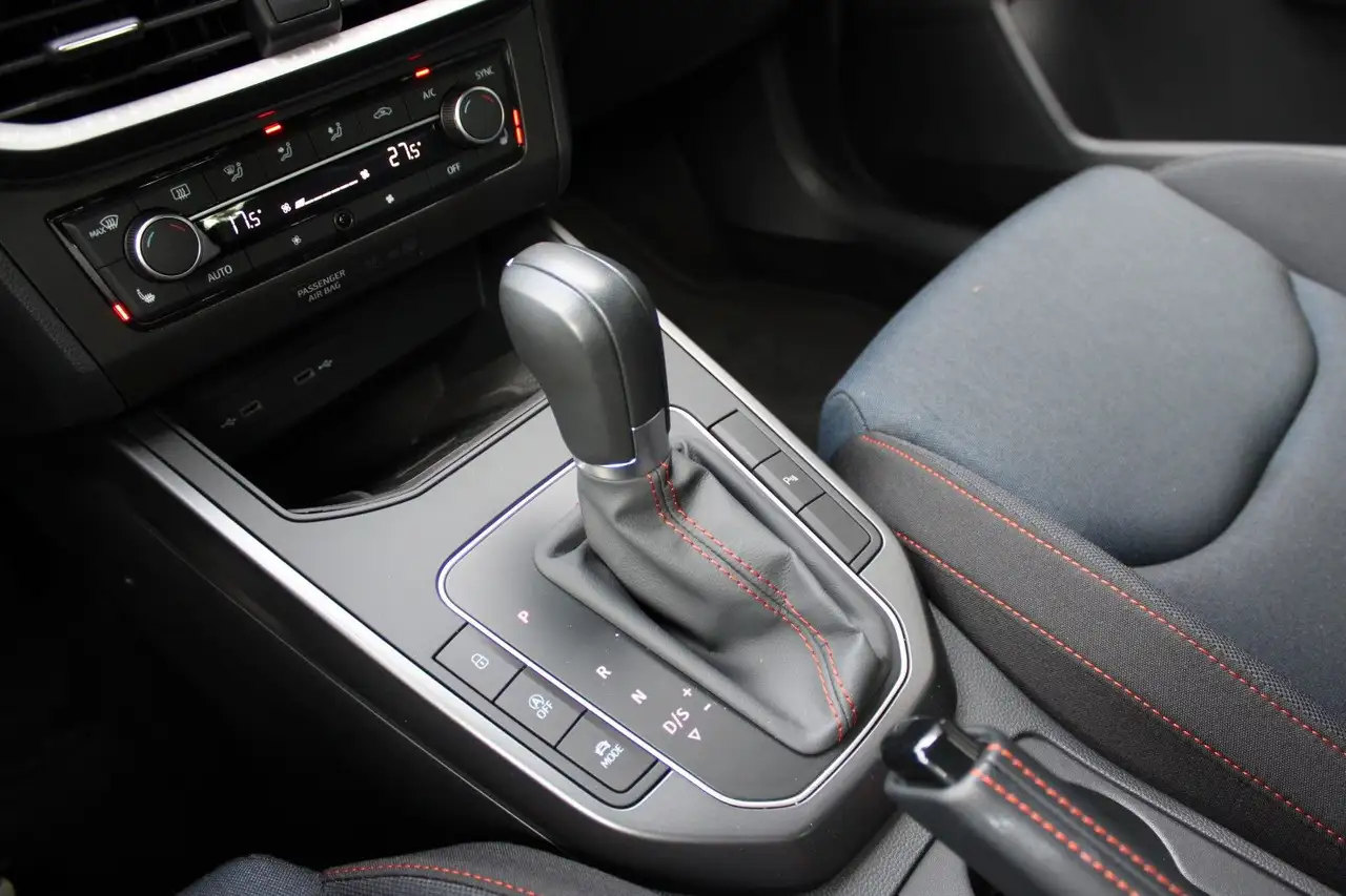 SEAT Ibiza 1.0 TSI FR DSG+RFK+SHZ+SPURH.+LED+NAVI+DAB — Galerie du véhicule 12