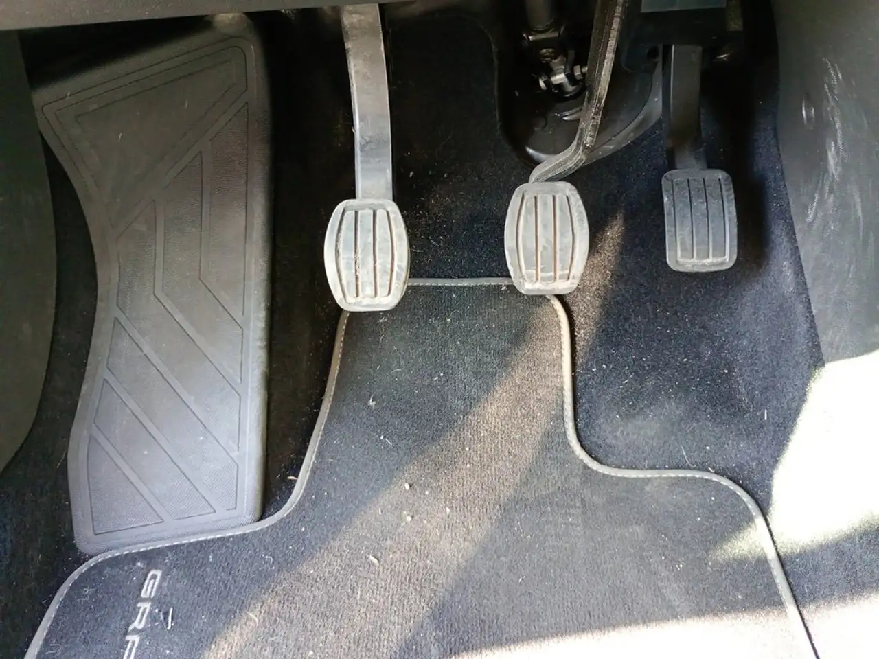 Opel Grandland 1.2T S&S Design & Tech 130 — معرض صور السيارة 17