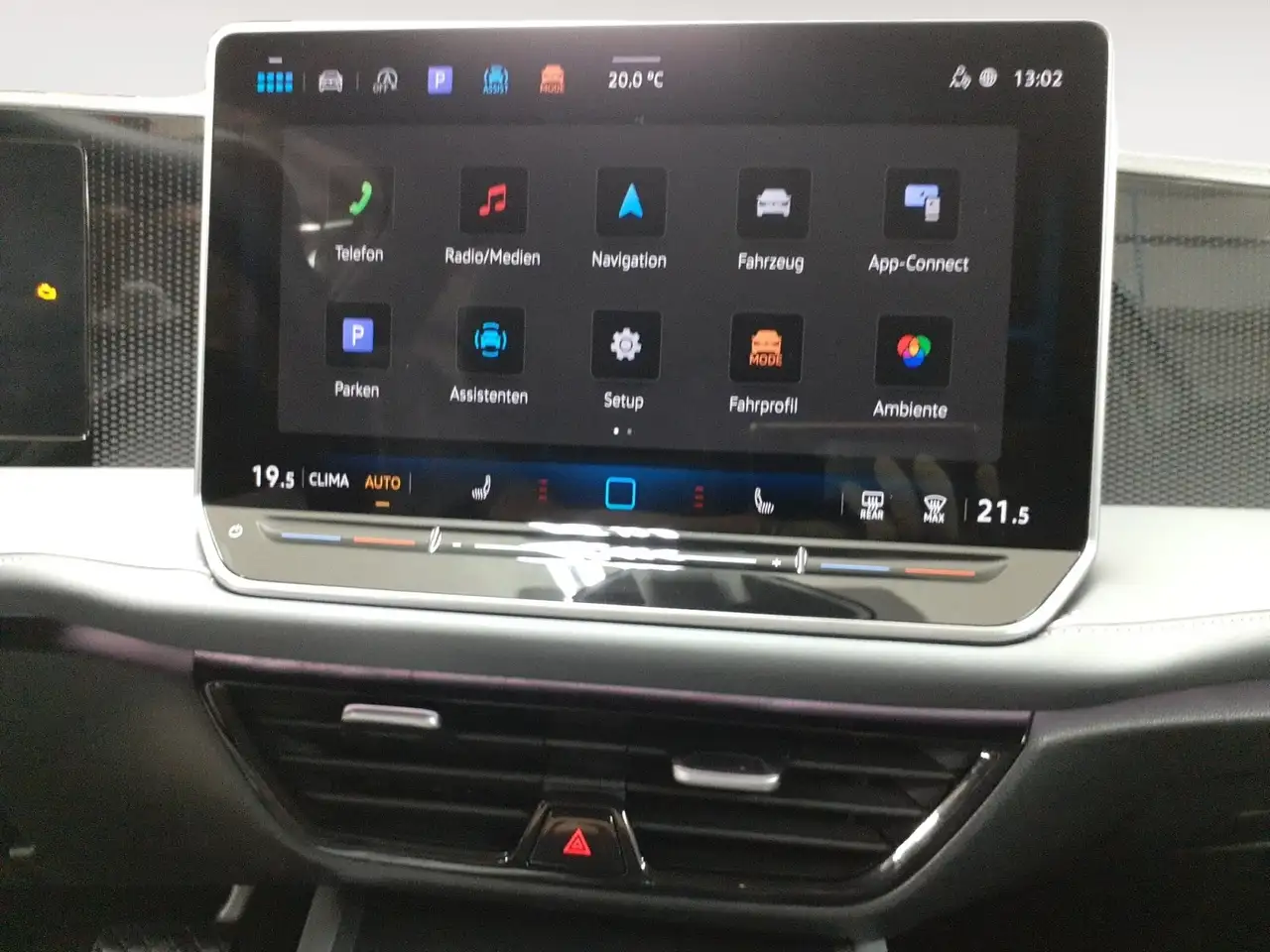 Volkswagen Passat Variant 1.5eTSI Business *AHK*Sitzhzg* — Vehicle gallery 14