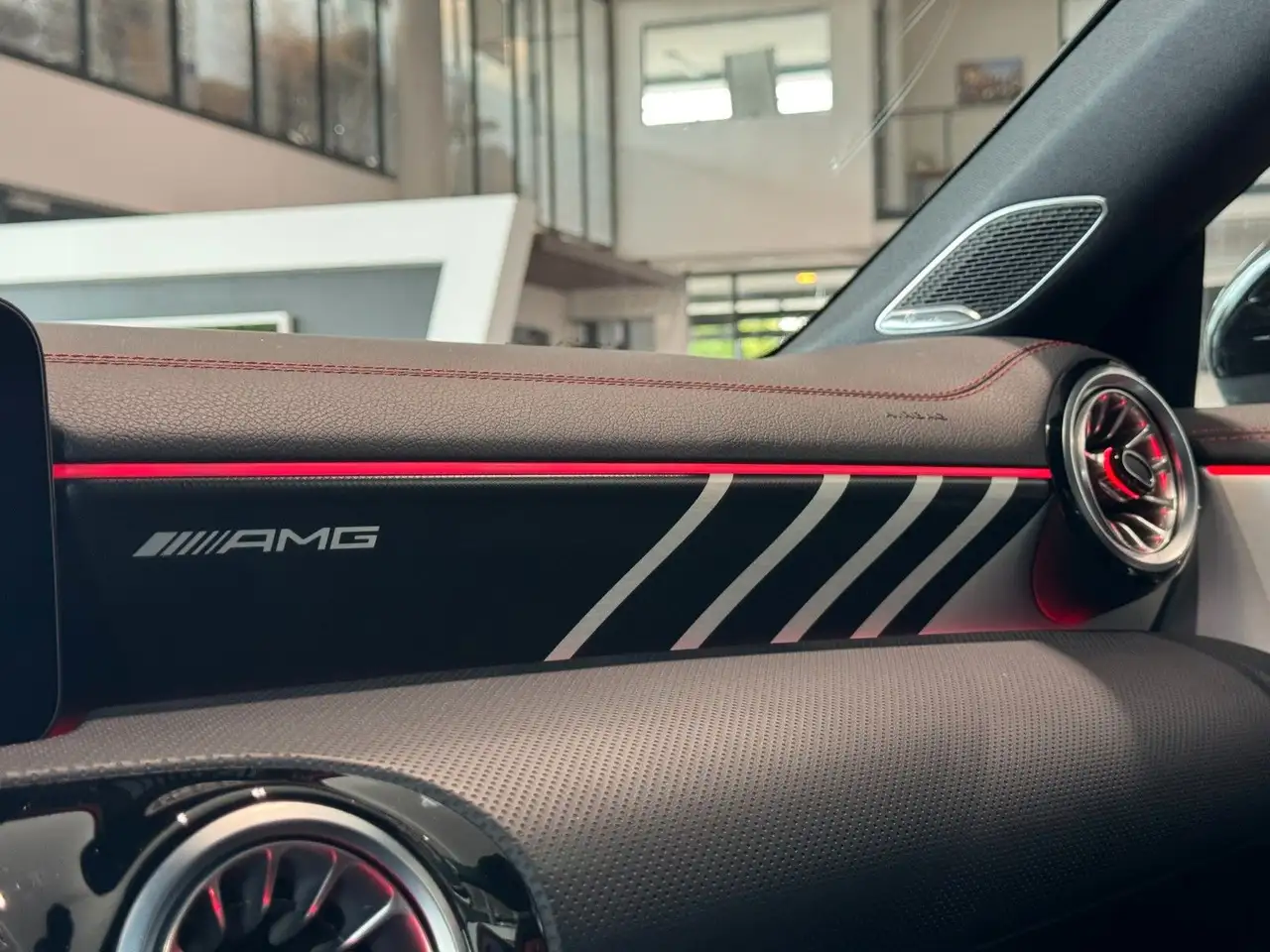 Mercedes-Benz CLA 35 AMG CLA35 AMG NightP PerformanceSitze Mbeam Burm AHK — Vehicle gallery 36
