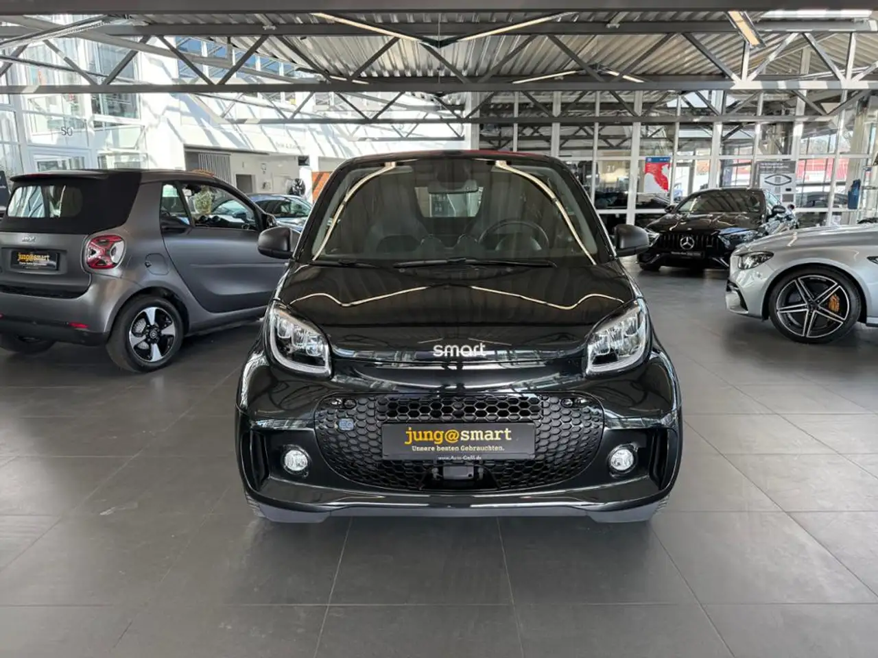 smart forTwo EQ cabrio 22kw Exklusiv rotesDach 2024er — معرض صور السيارة 4