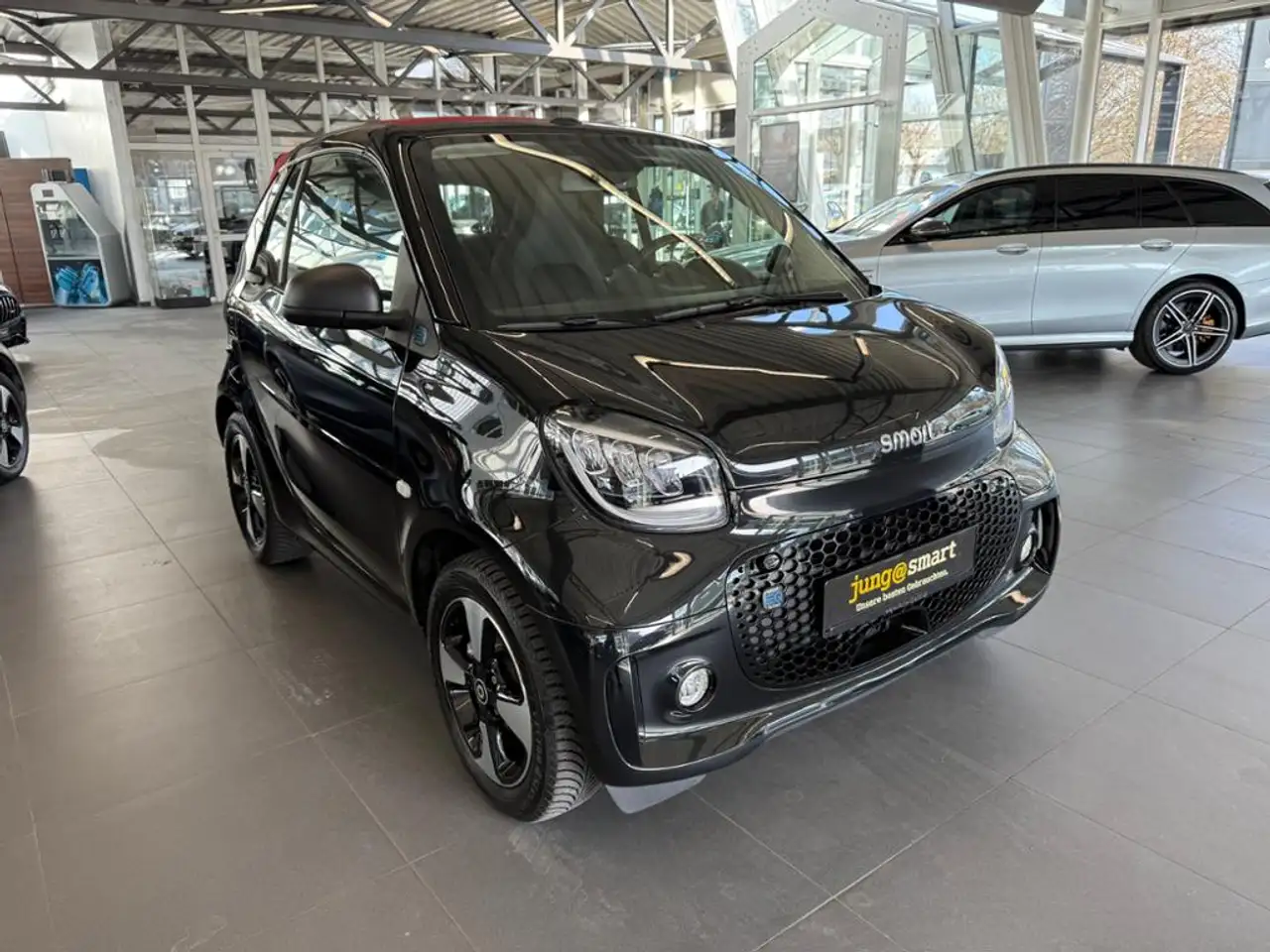smart forTwo EQ cabrio 22kw Exklusiv rotesDach 2024er — معرض صور السيارة 3