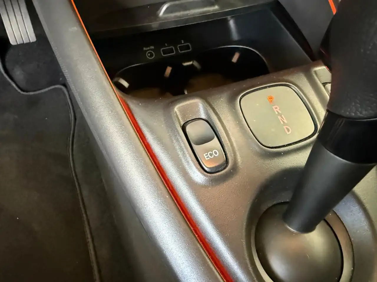 smart forTwo EQ cabrio 22kw Exklusiv rotesDach 2024er — معرض صور السيارة 14