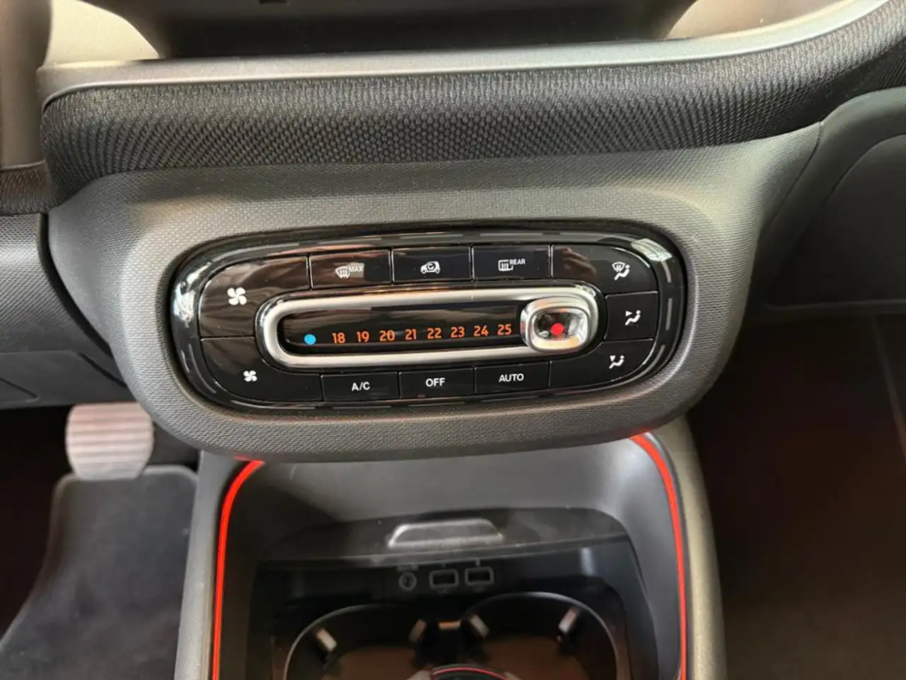 smart forTwo EQ cabrio 22kw Exklusiv rotesDach 2024er — معرض صور السيارة 12