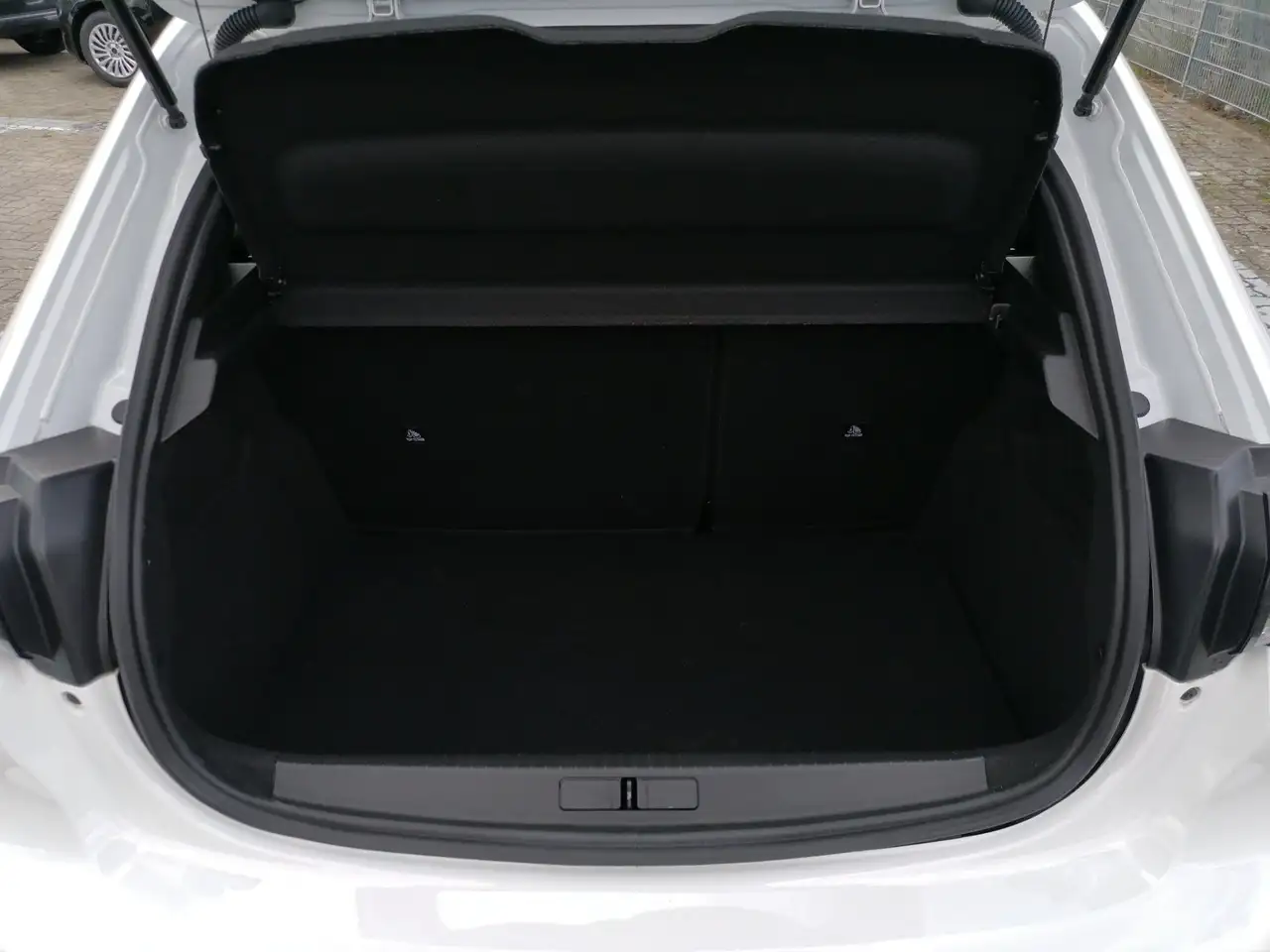 Peugeot 208 1.2 PureTech 75 Active Sitzheiz. Klima — Galería del vehículo 11
