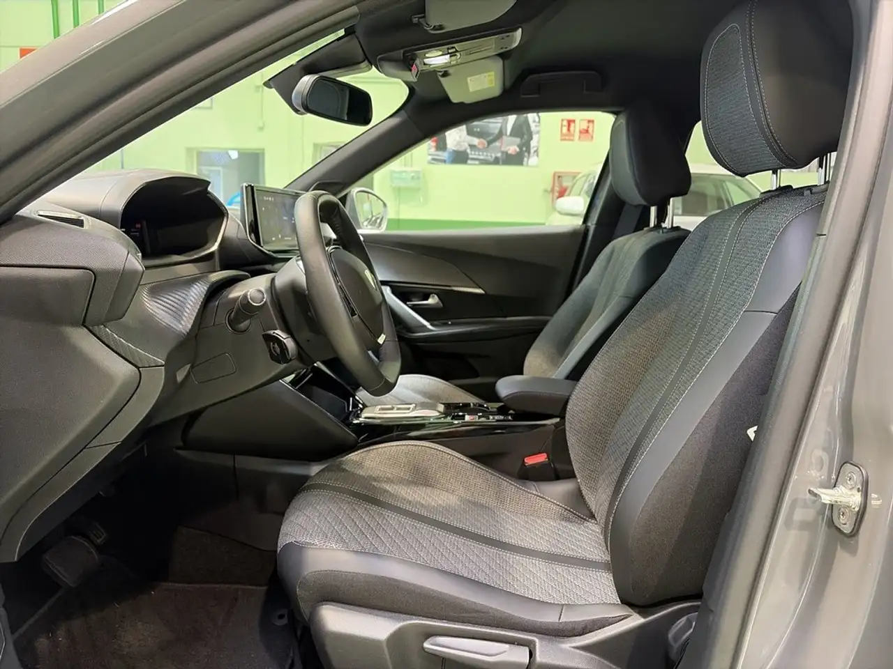Peugeot 2008 Allure Eléctrico 115kW — معرض صور السيارة 8