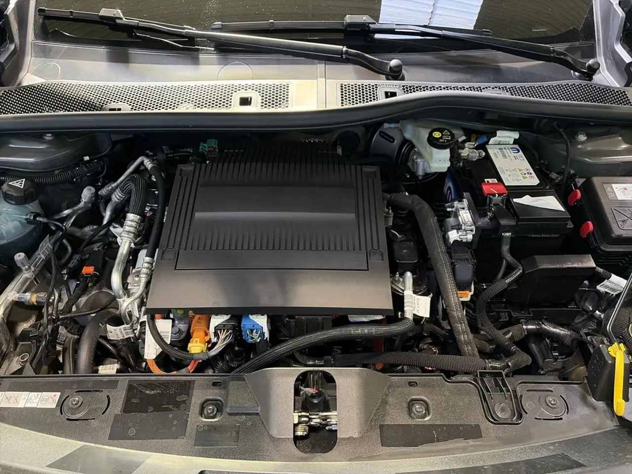 Peugeot 2008 Allure Eléctrico 115kW — معرض صور السيارة 24