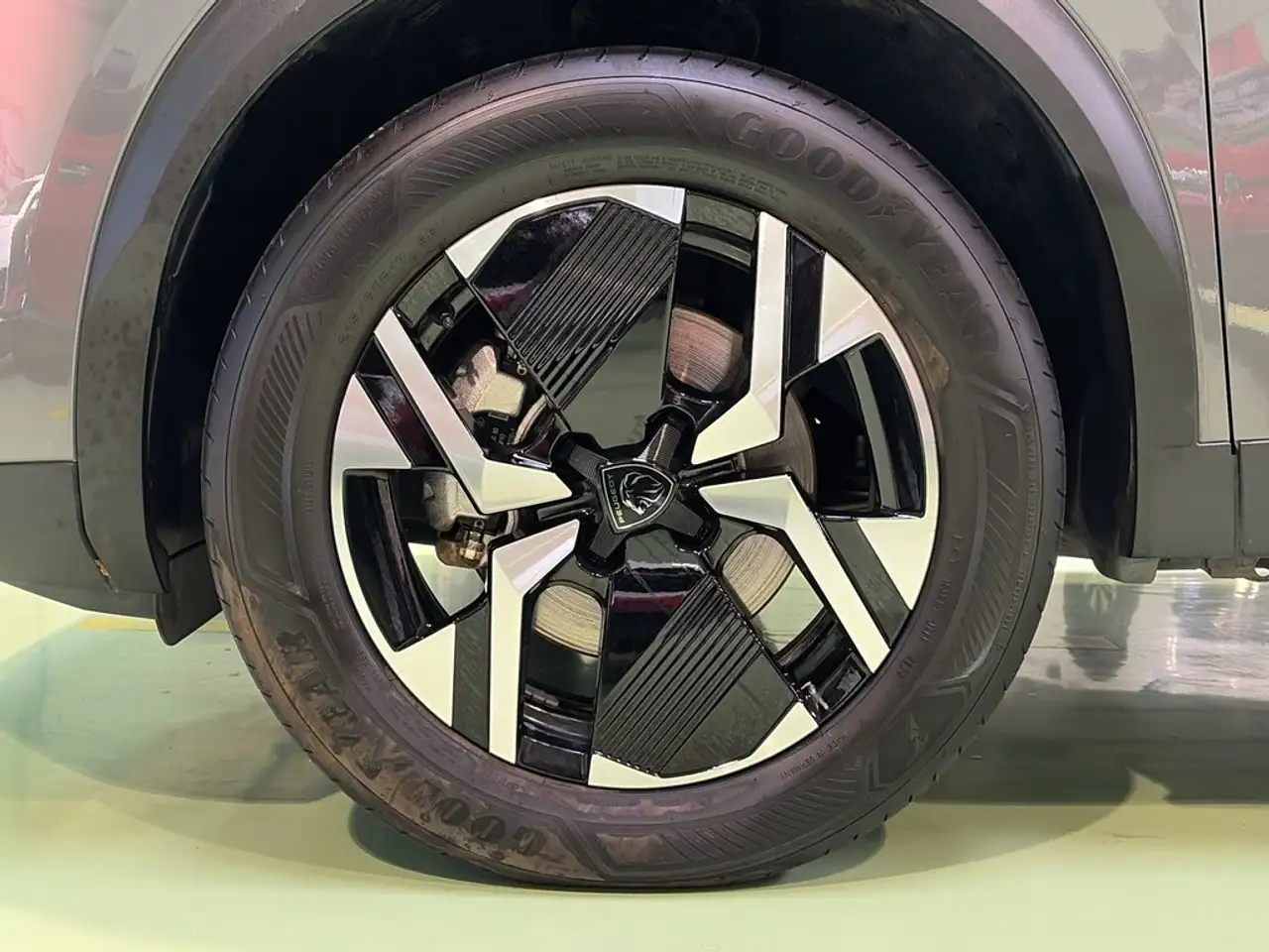 Peugeot 2008 Allure Eléctrico 115kW — معرض صور السيارة 7