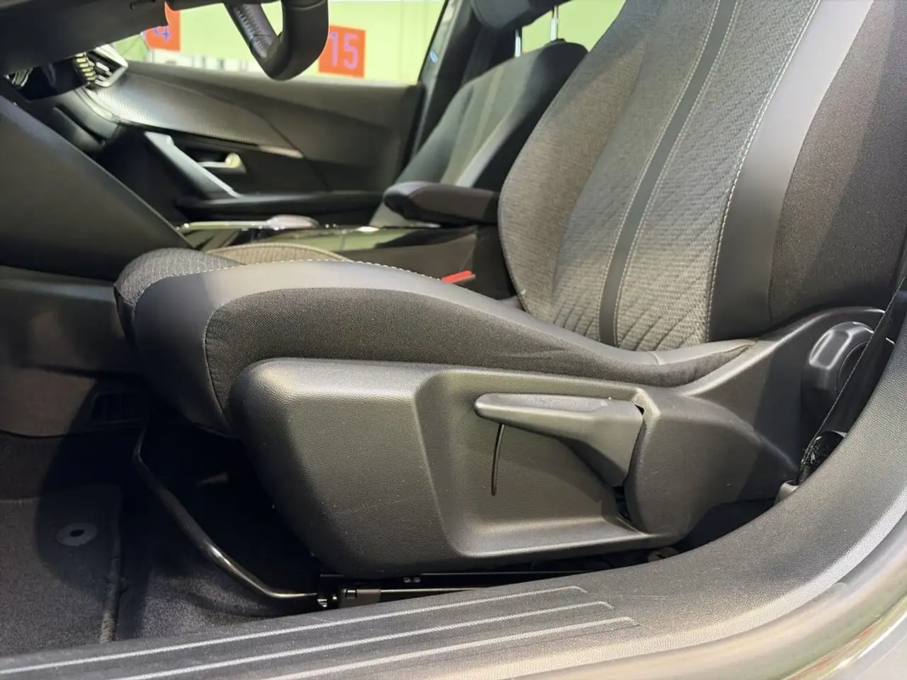 Peugeot 2008 Allure Eléctrico 115kW — معرض صور السيارة 9