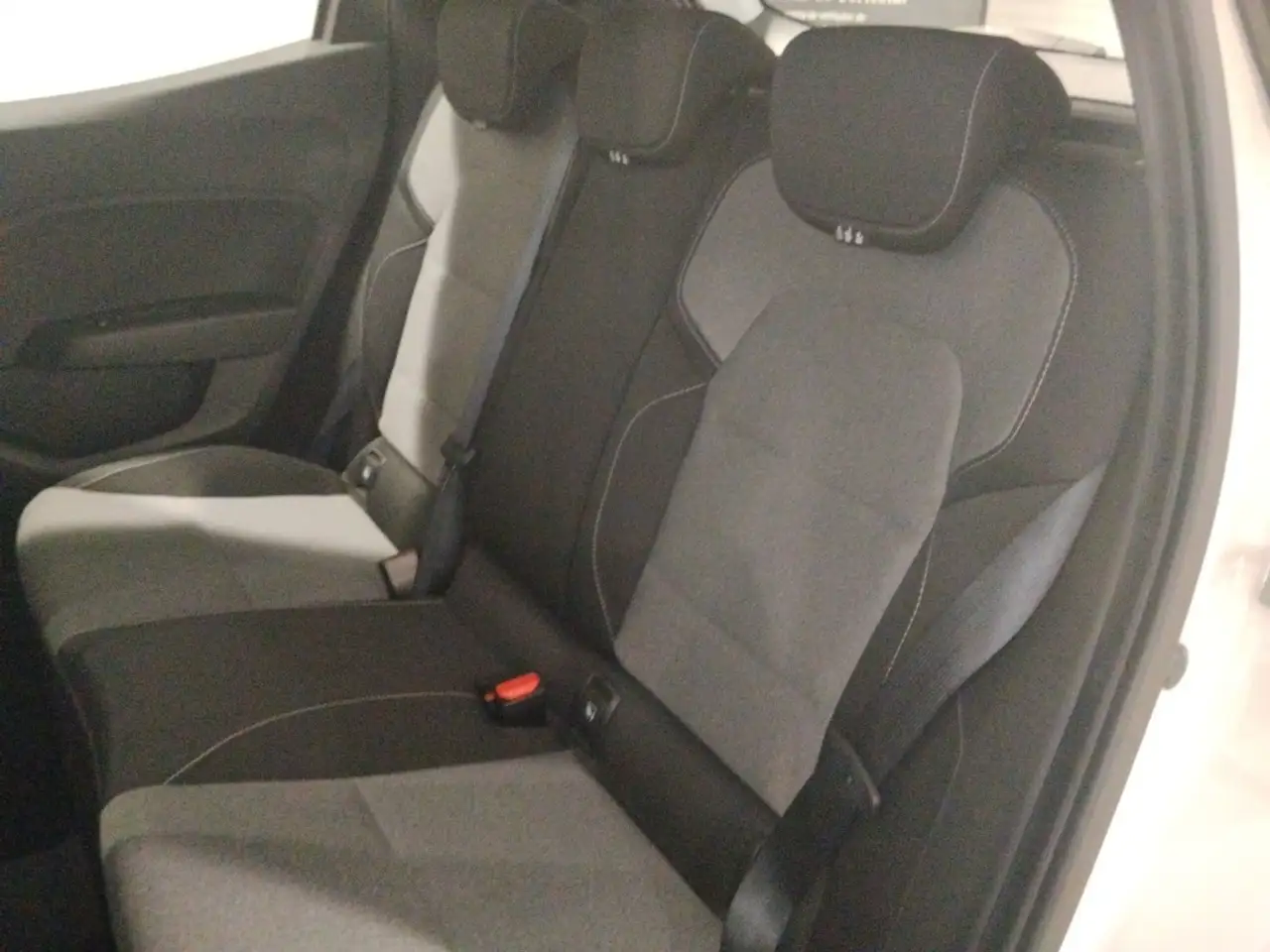 Mitsubishi Colt Pequeño Manual de 5 Puertas — معرض صور السيارة 15