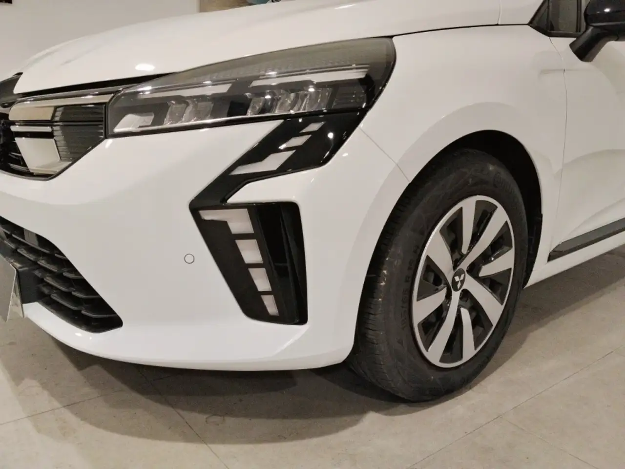 Mitsubishi Colt Pequeño Manual de 5 Puertas — معرض صور السيارة 5