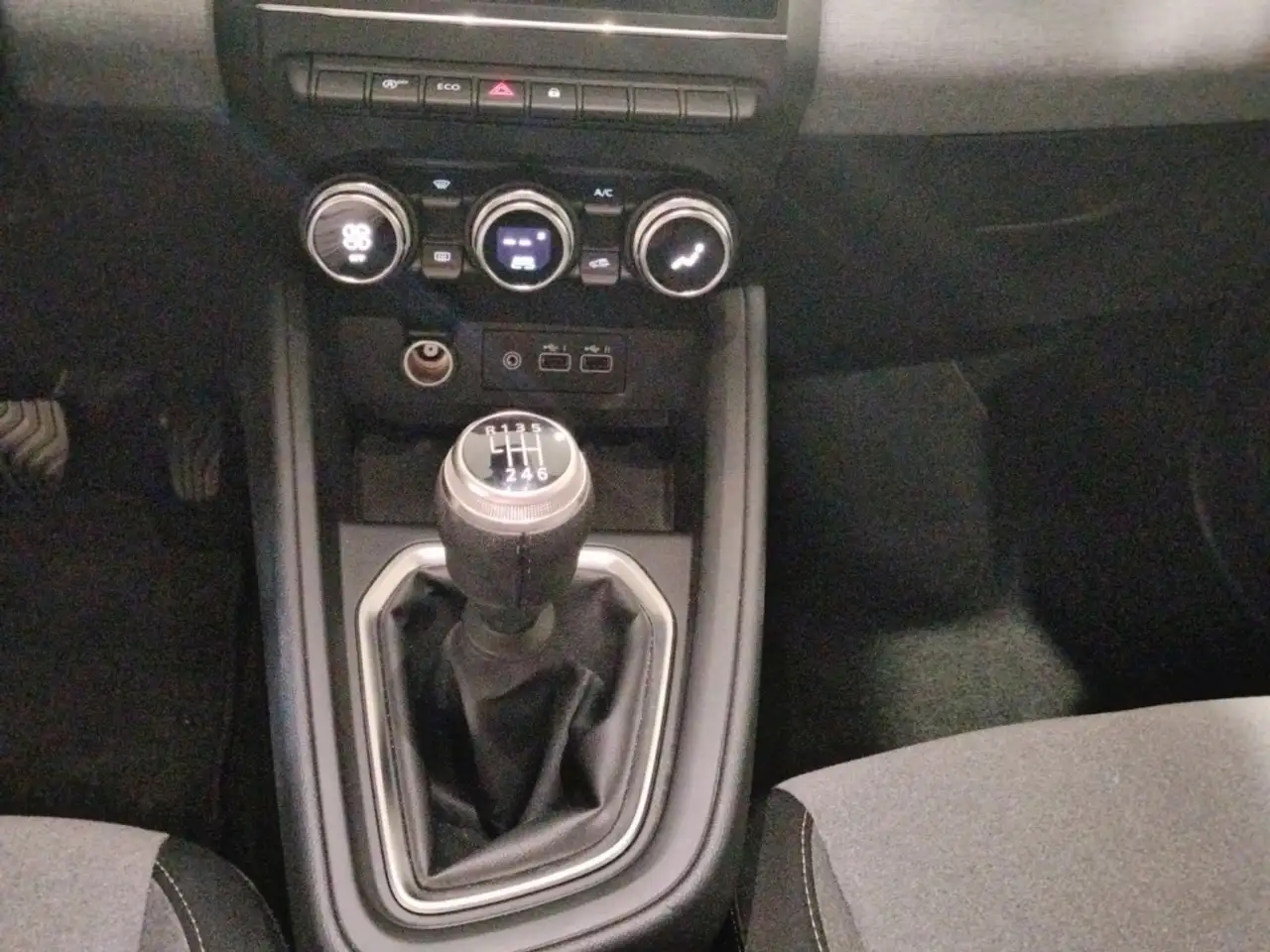 Mitsubishi Colt Pequeño Manual de 5 Puertas — معرض صور السيارة 9