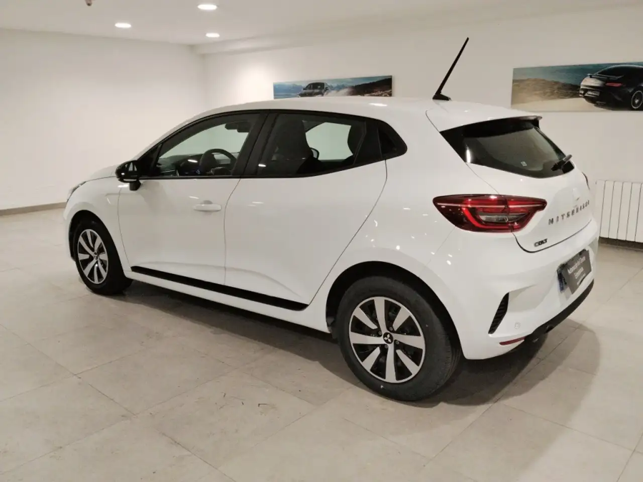Mitsubishi Colt Pequeño Manual de 5 Puertas — معرض صور السيارة 3
