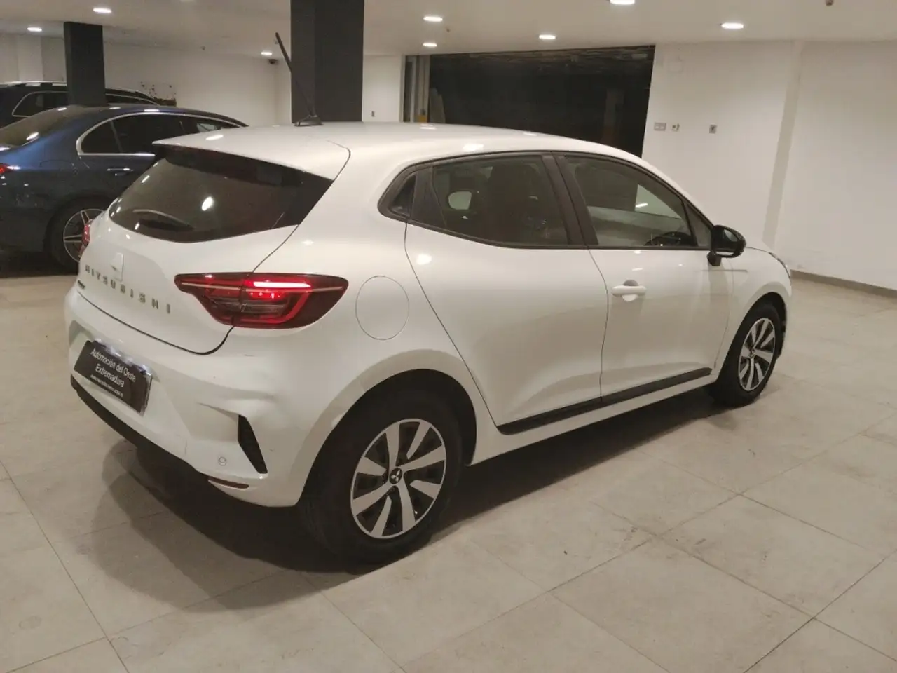 Mitsubishi Colt Pequeño Manual de 5 Puertas — معرض صور السيارة 19