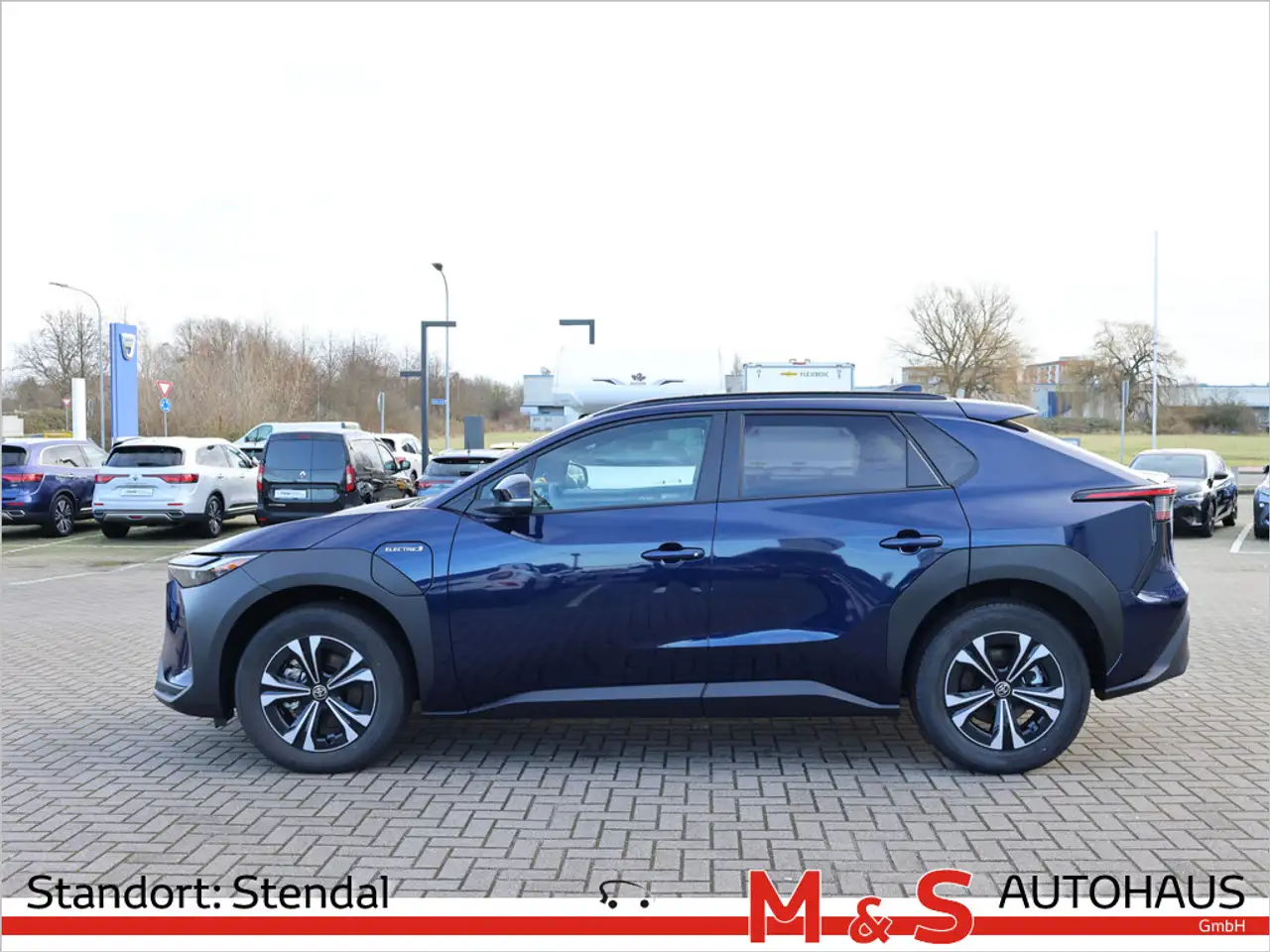 Toyota bZ4X FWD 4x2 Comfort Paket NAVI LED — Vehicle gallery 3