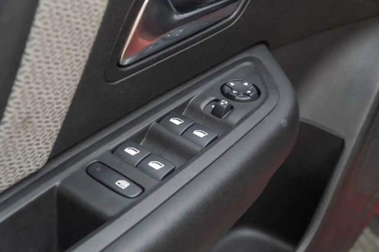 Citroen C4 Hybrid 136 e-DCS6 Plus — Galerie du véhicule 15