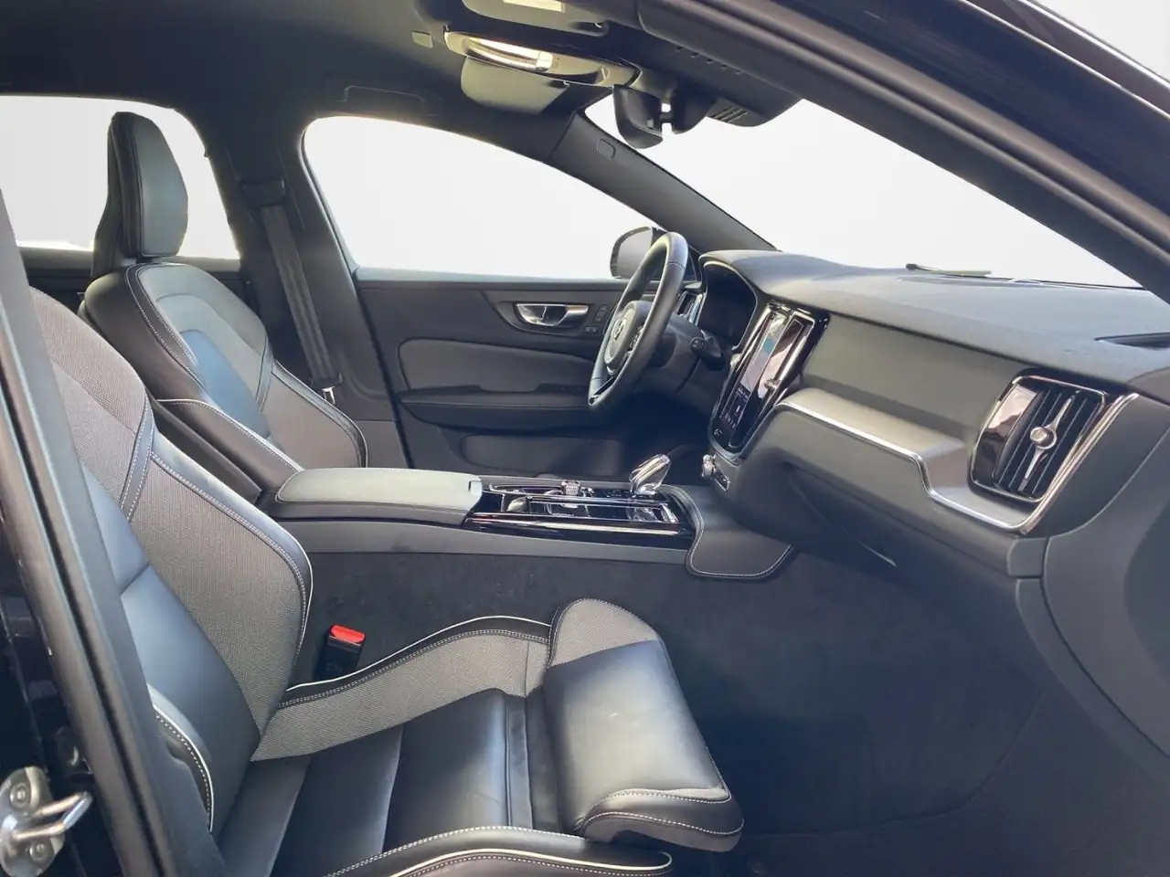 Volvo V60 Kombi T8 Plus Dark Recharge WiPa*LED*DAB* — معرض صور السيارة 12