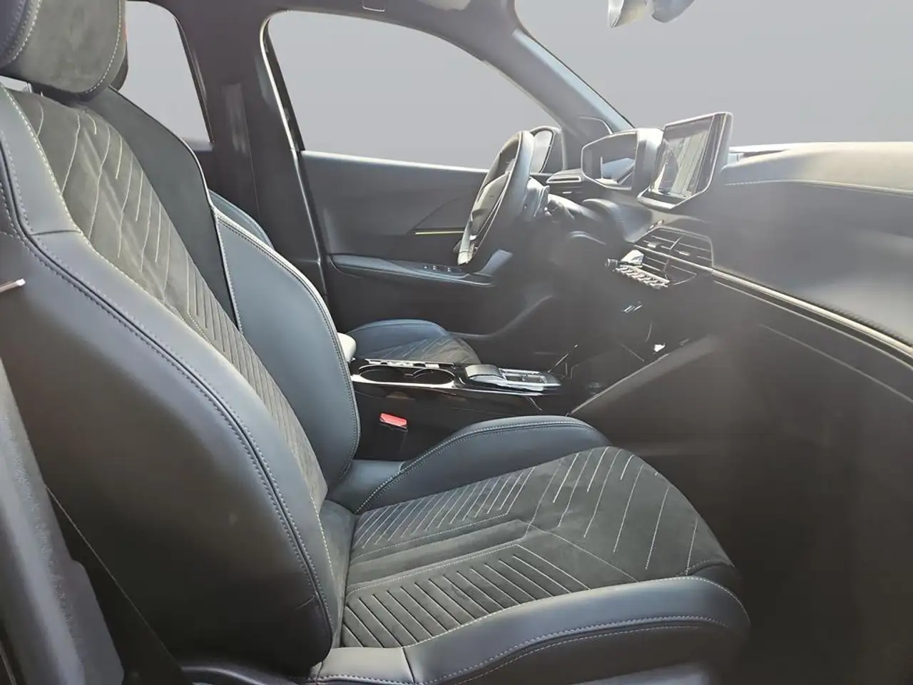 Peugeot 2008 GT — Vehicle gallery 13
