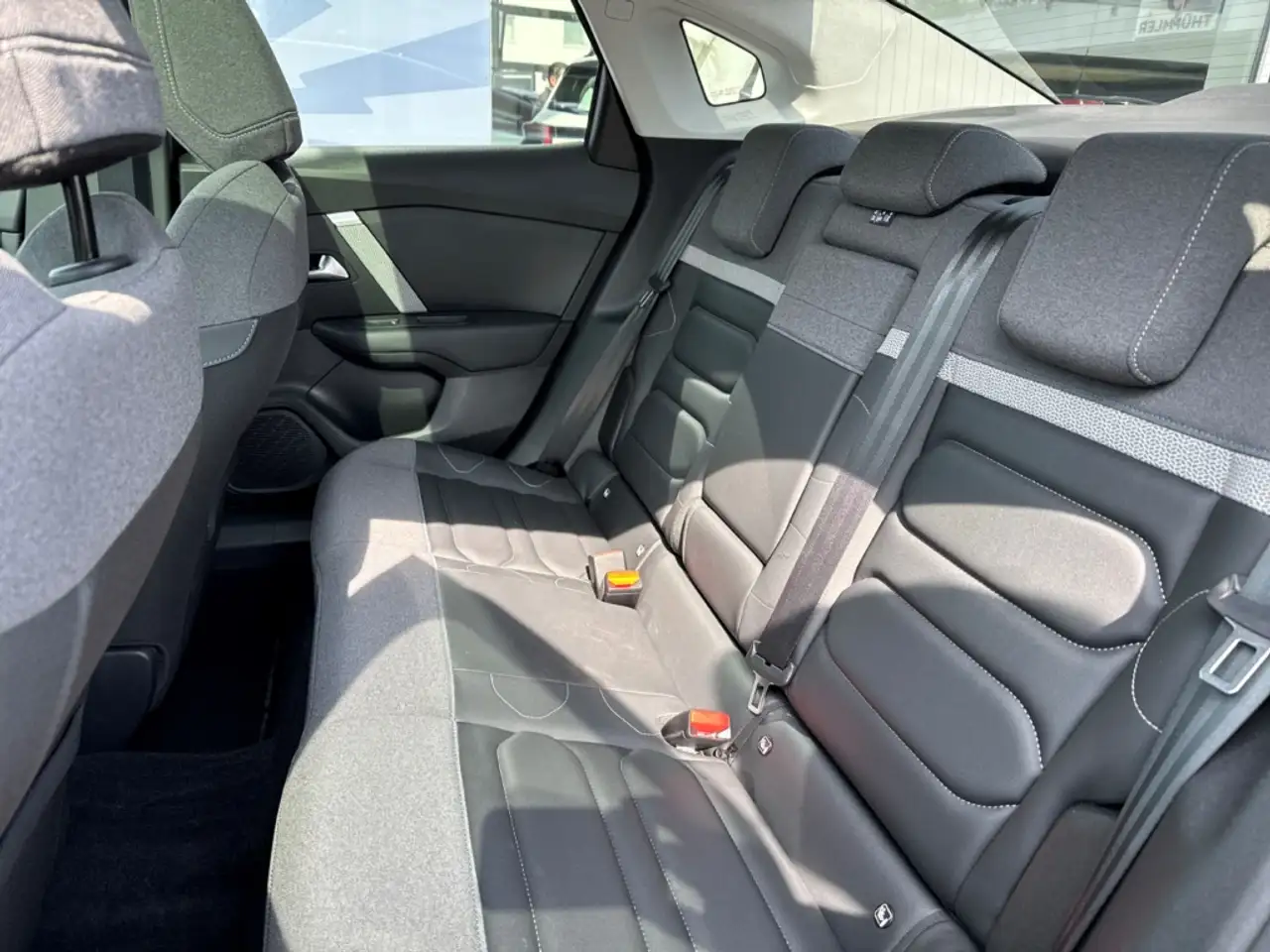 Citroen C4 Max 1.2 PureTech 130 EU6d HUD Navi Digitales Cockp — Galerie du véhicule 9