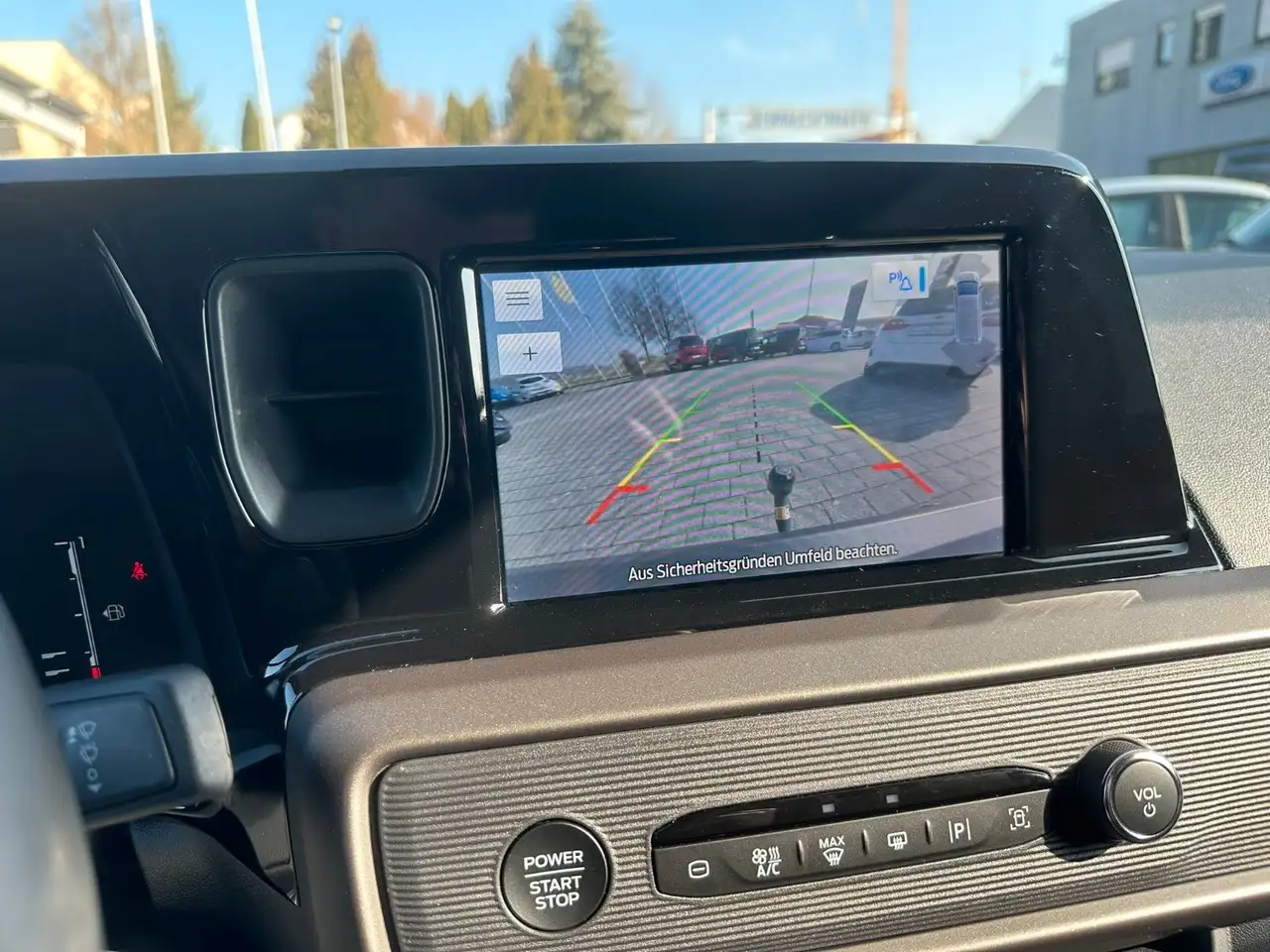 Ford Transit Courier Limited Aut. *AHK/ Navi/ Kamera* — Galería del vehículo 18