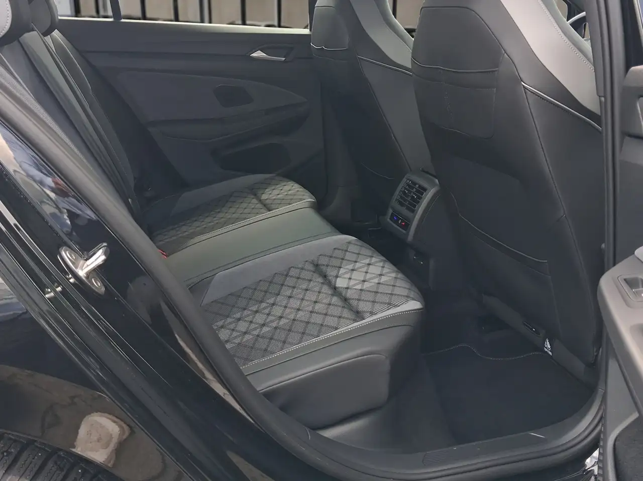 Volkswagen Golf 1,5 l eTSI DSG R-Line eTSI — Galerie du véhicule 9