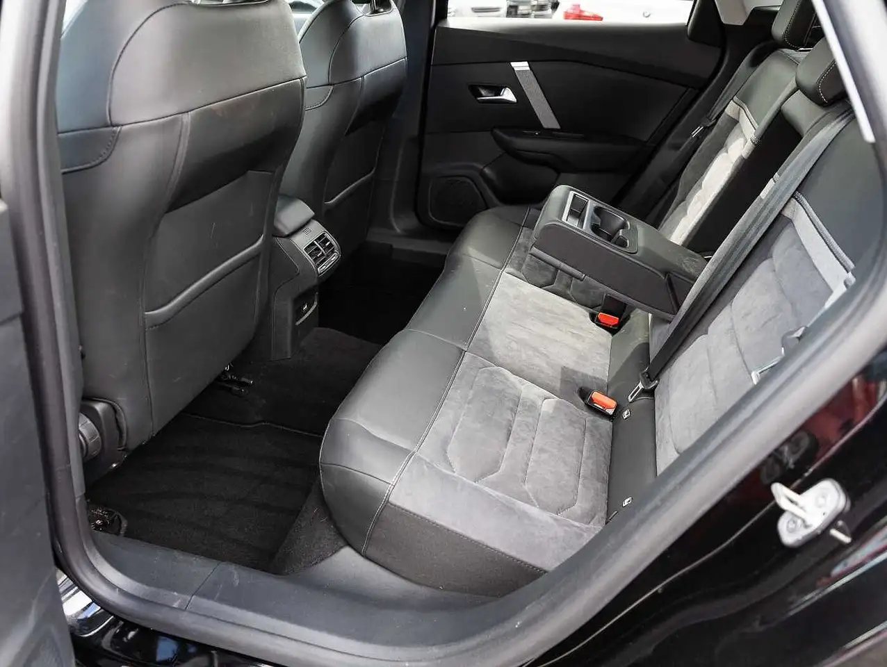 Citroen C4 PureTech 130 EAT8 MAX Techno-Paket — معرض صور السيارة 15