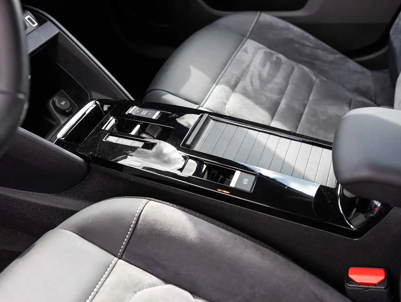 Citroen C4 PureTech 130 EAT8 MAX Techno-Paket — معرض صور السيارة 12