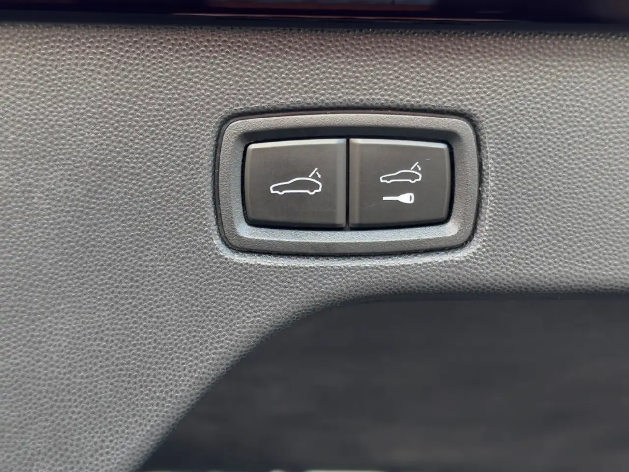 Porsche Macan 4 HUD KLIMASITZE PANO MATRIX BOSE KEYLESS — Vehicle gallery 18