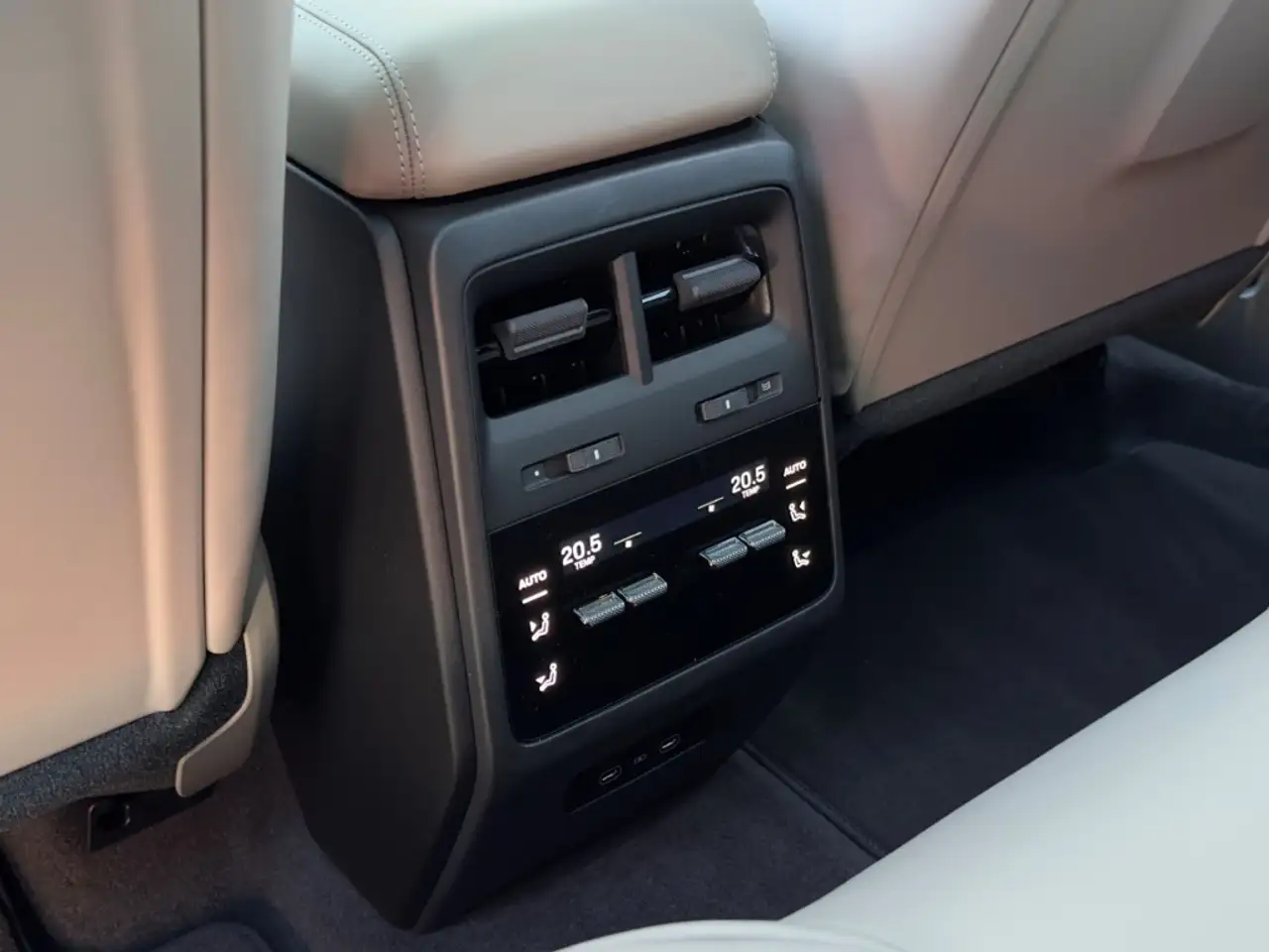 Porsche Macan 4 HUD KLIMASITZE PANO MATRIX BOSE KEYLESS — Vehicle gallery 17