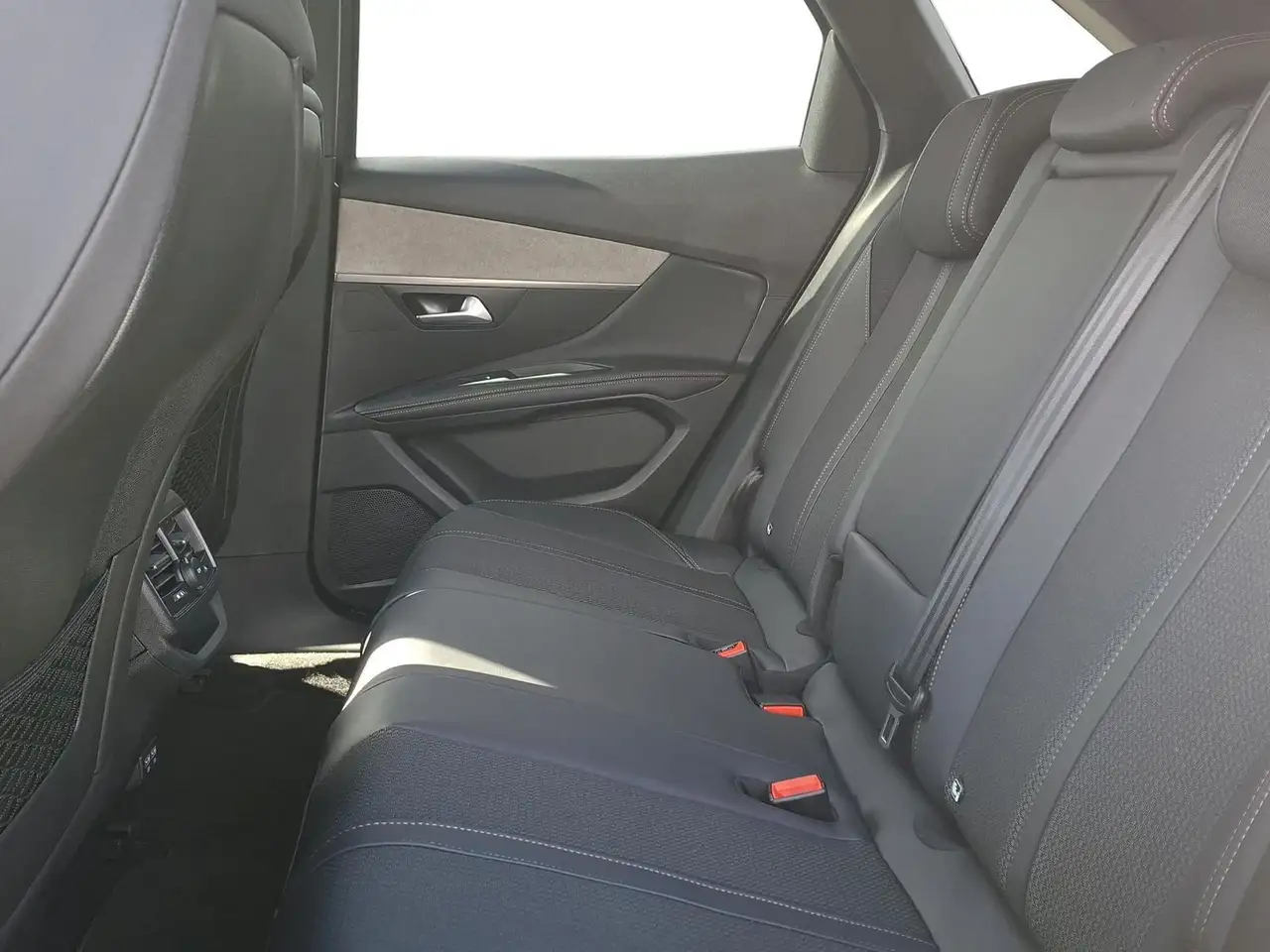 Peugeot 3008 GT PureTech 130 EAT8 Kamera Navi SHZ — Galería del vehículo 8
