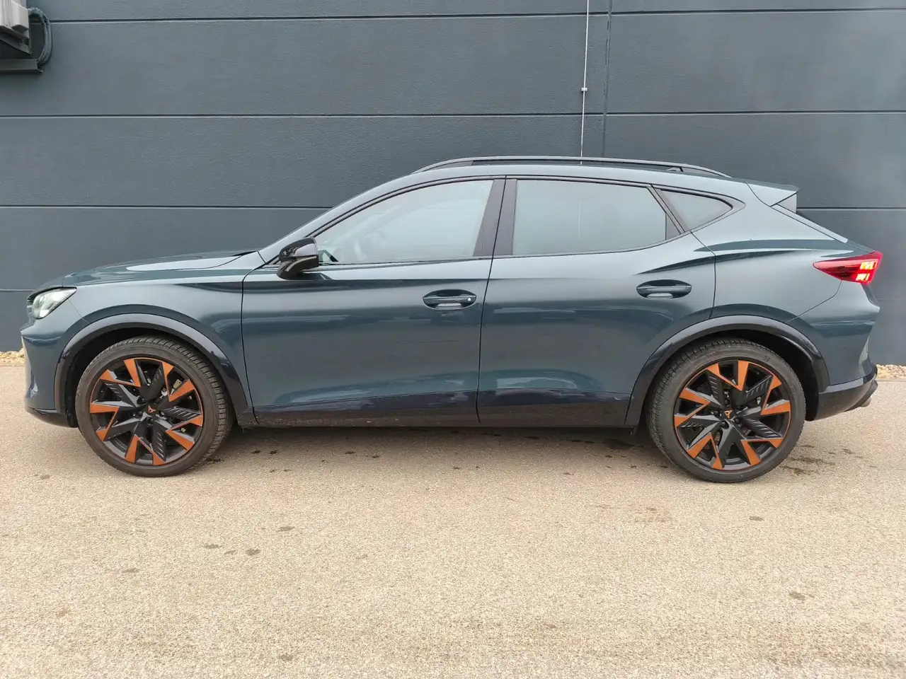 CUPRA Formentor 333 VZ AKRAPOVIC SKYLINE Sennheiser — Vehicle gallery 3